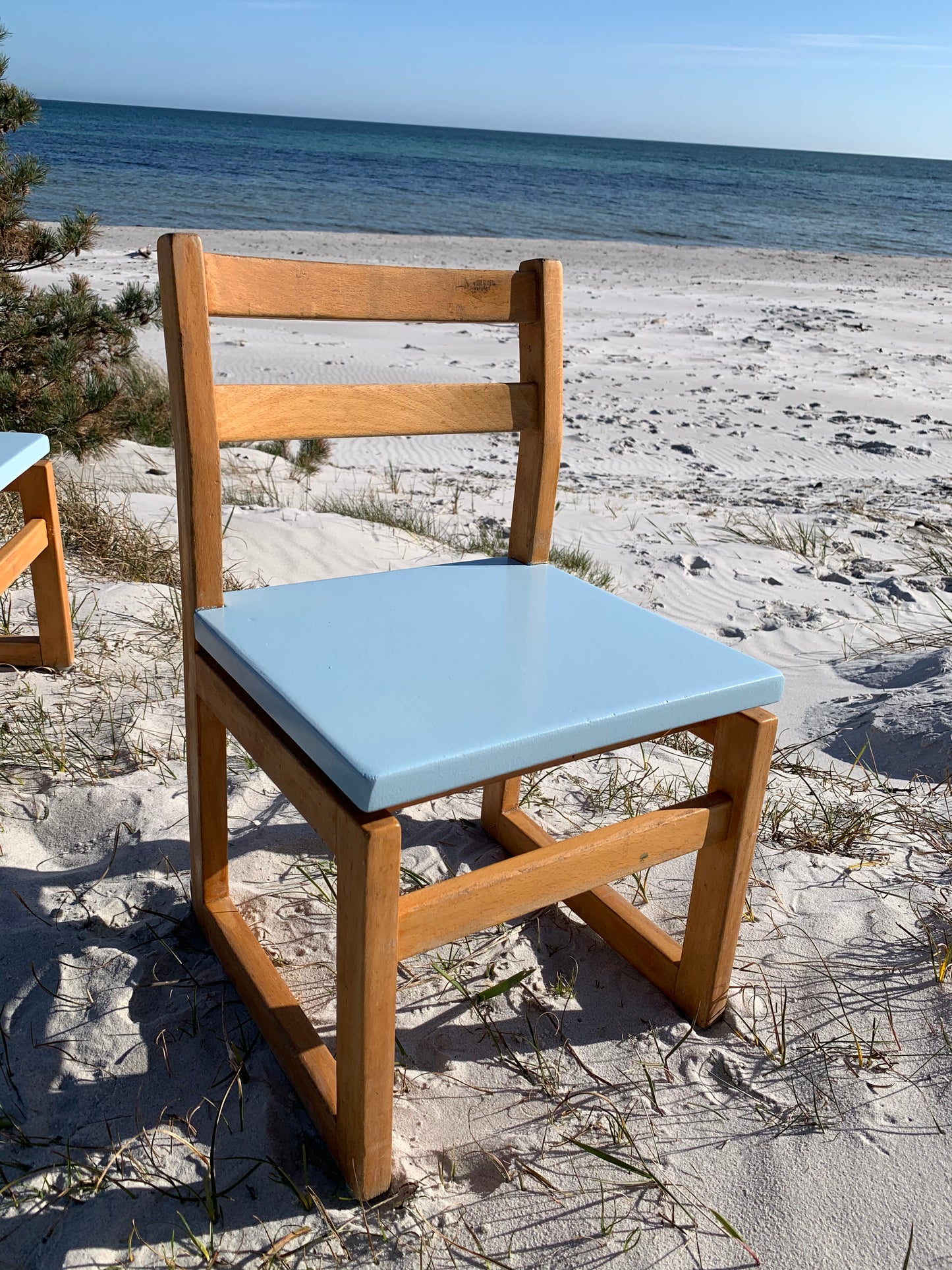 Kinderstuhl aus Holz mit Sitzfläche in hellblau - Der Preis gilt pro STCK.