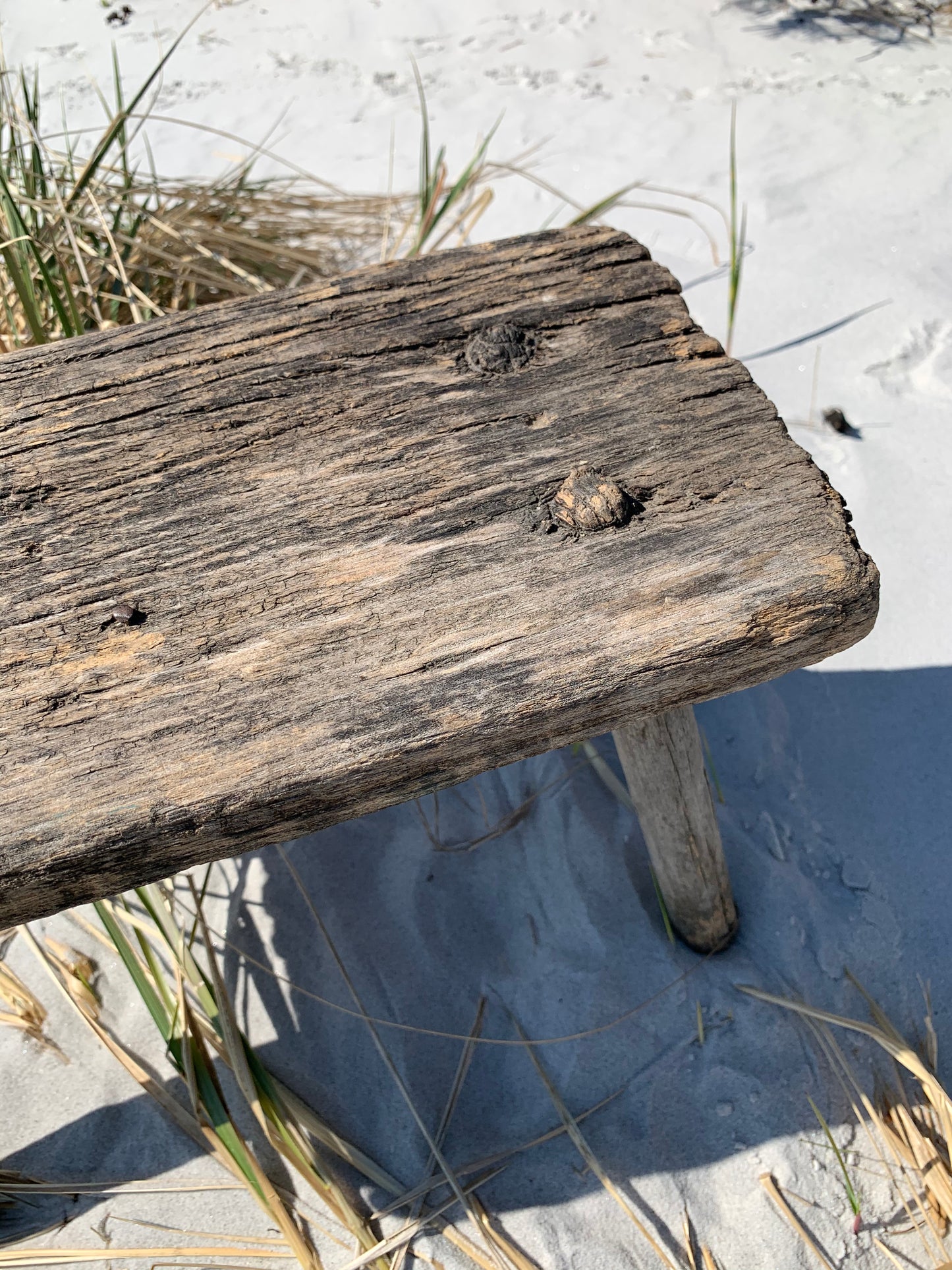Kleiner Hocker mit Patina