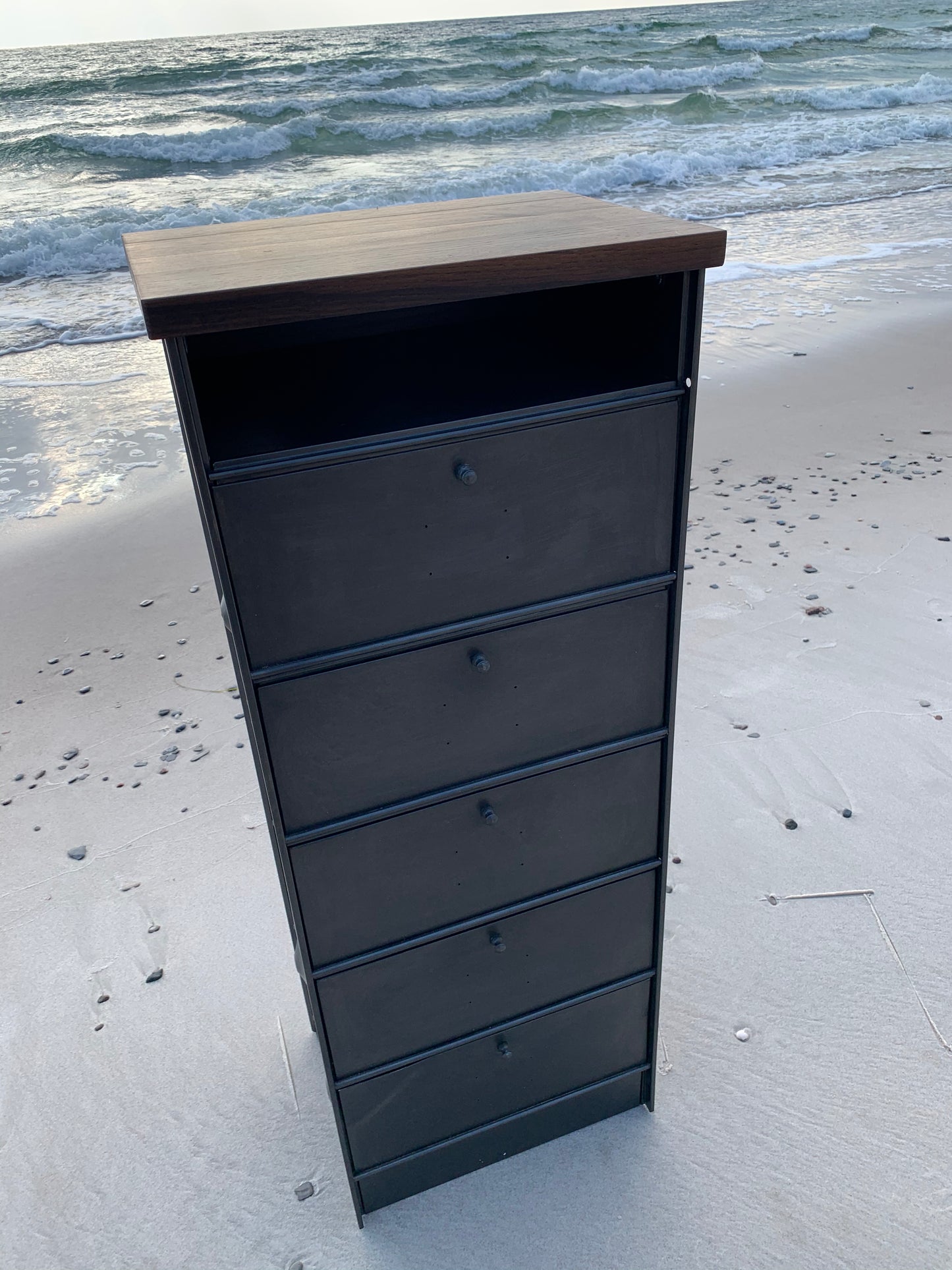 Bücherregal aus Metall mit Türen