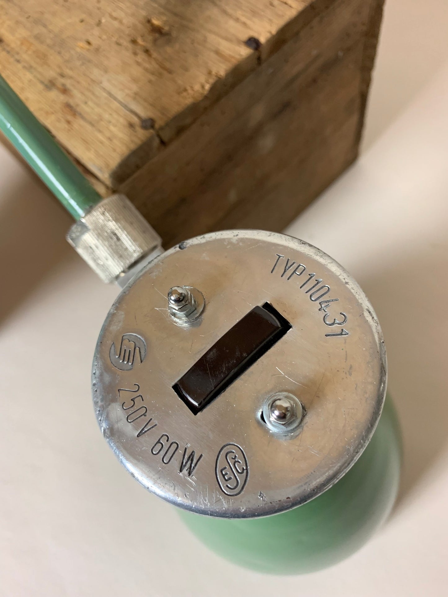 Schöne industrielle grüne Wand- oder Tischlampe