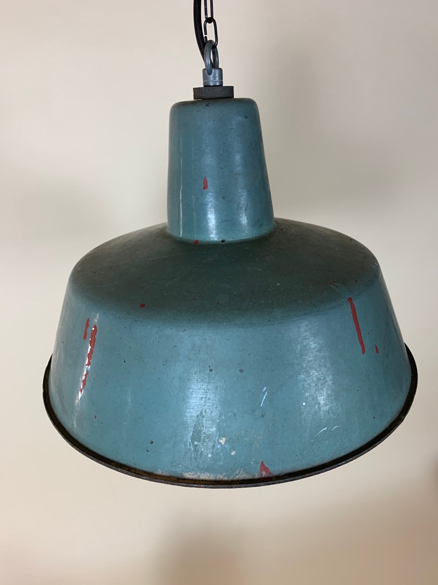Lampe in staubigem Blau mit viel Patina