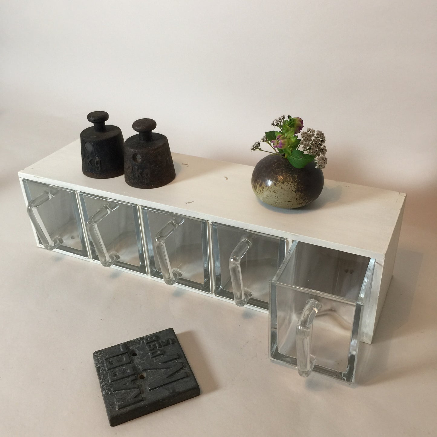 Küchenregal mit Glasschubladen