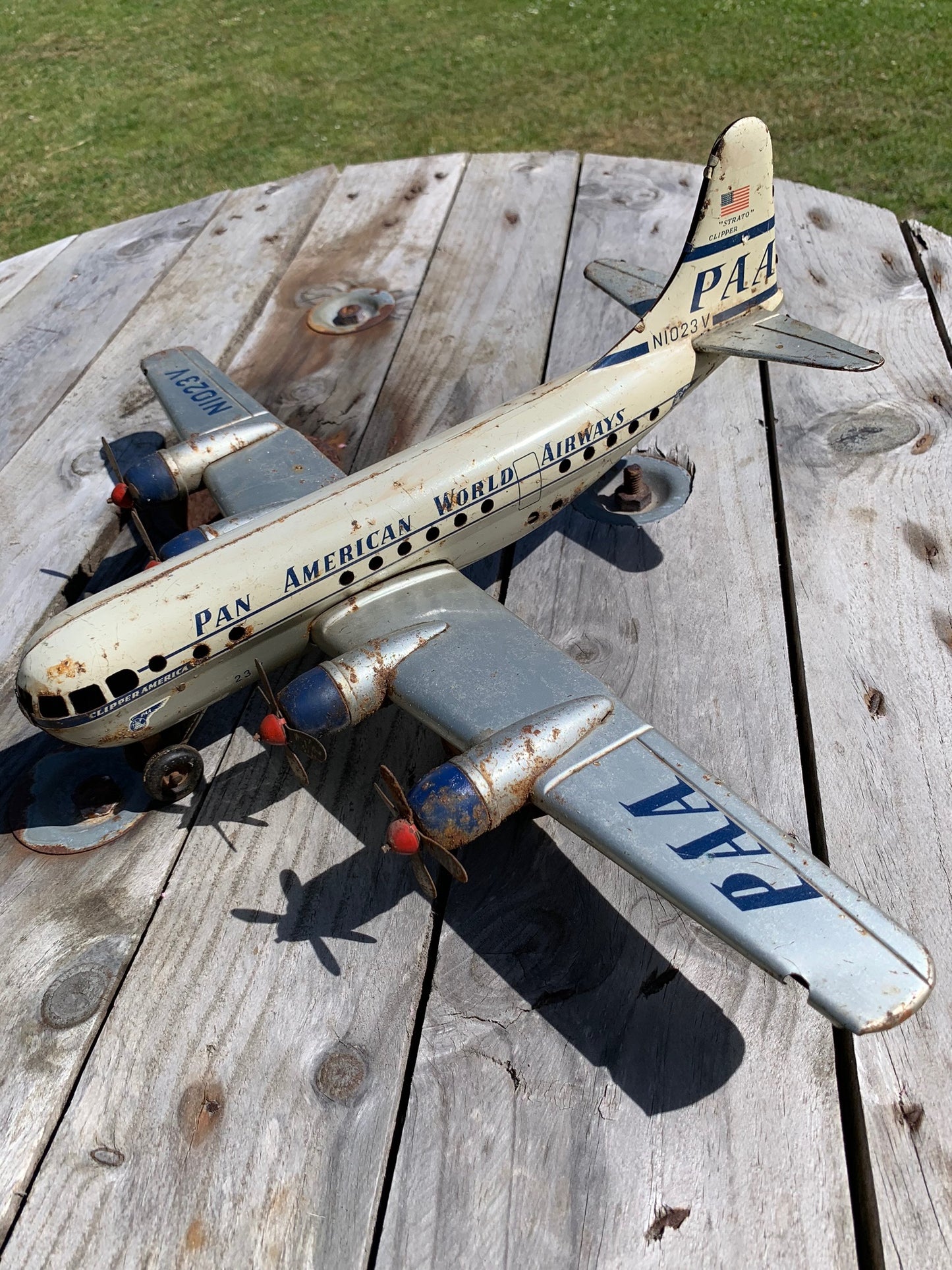 Altes Spielzeugflugzeug aus den 1950er Jahren