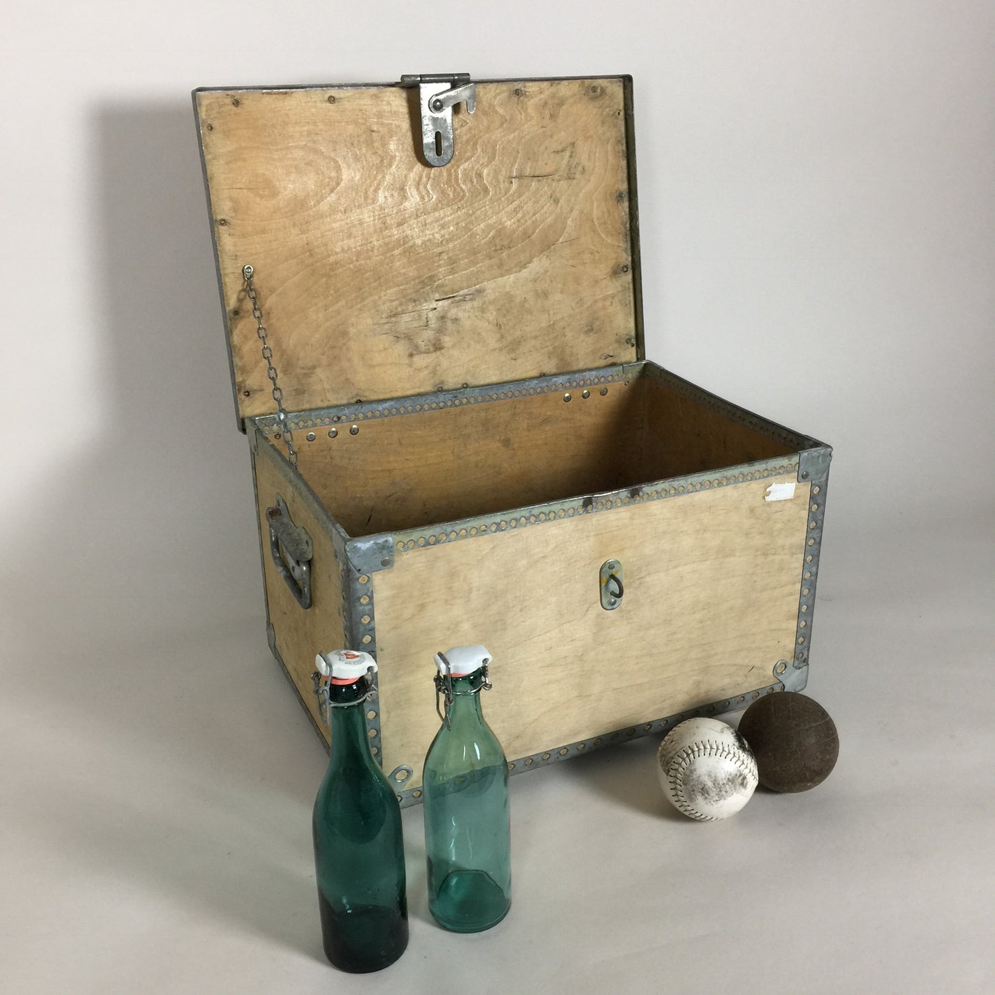 Schöne Box aus Furnier und Metall