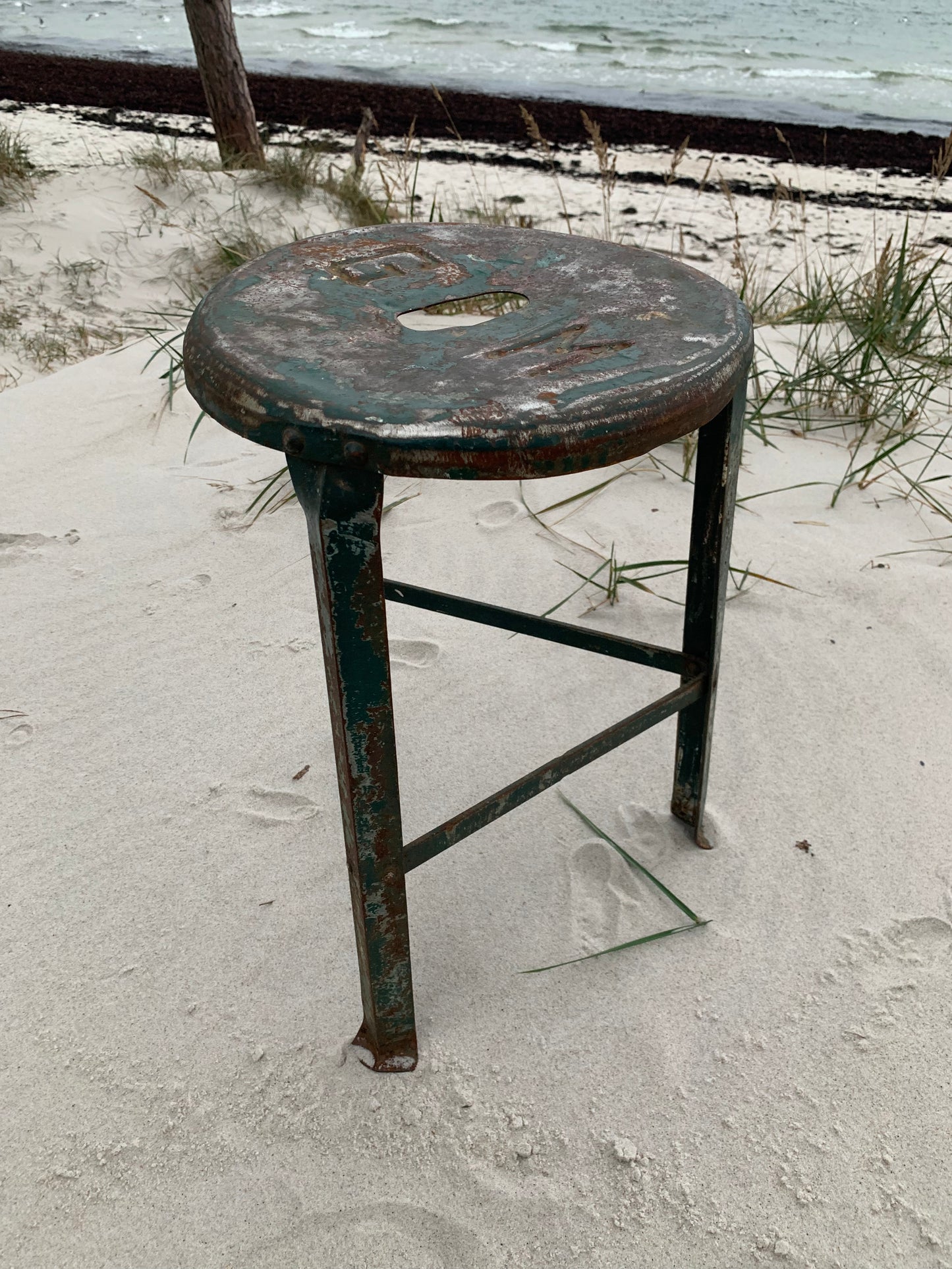 Roher industrieller Hocker