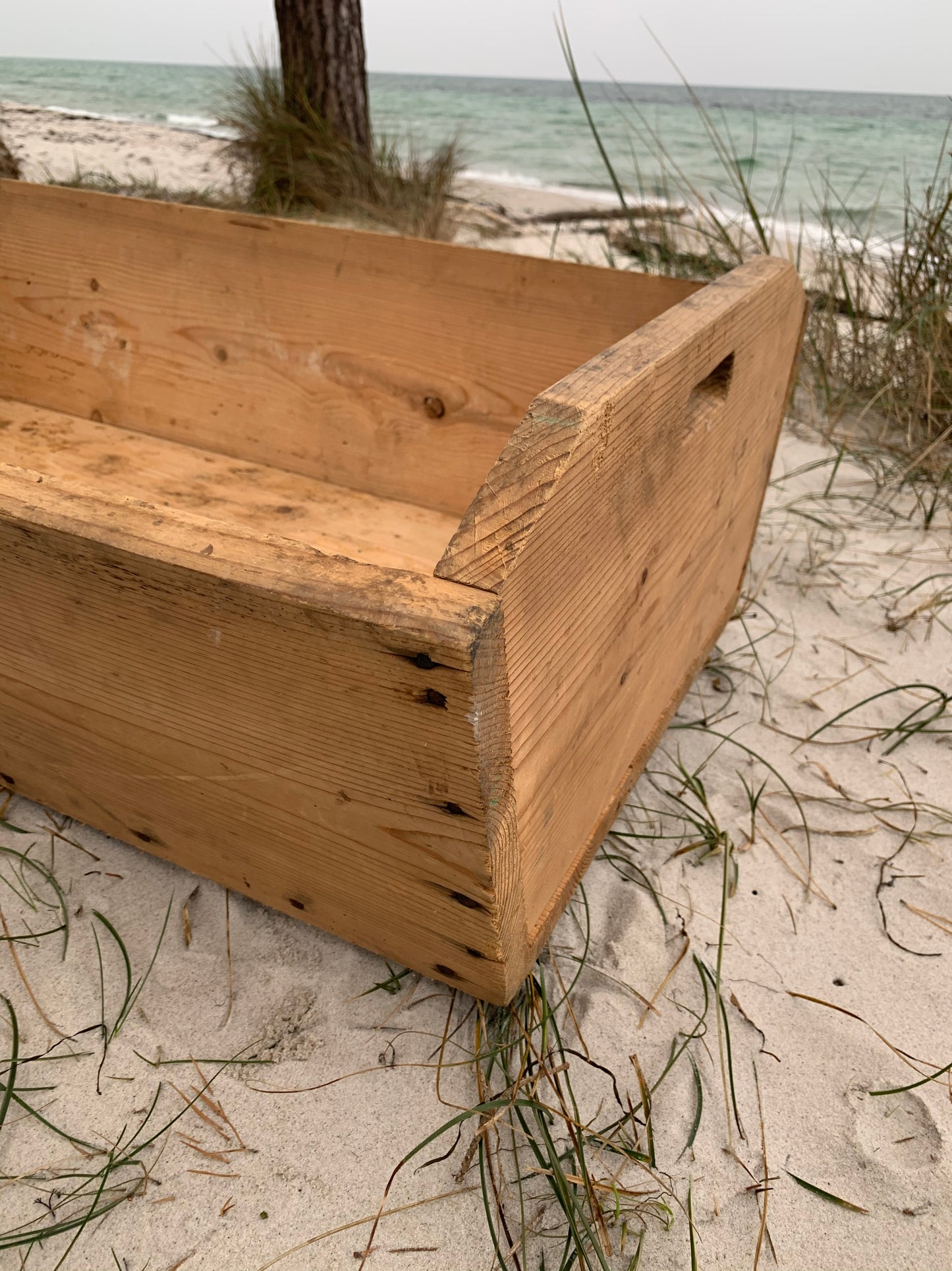Große Holzkiste mit Tragegriff