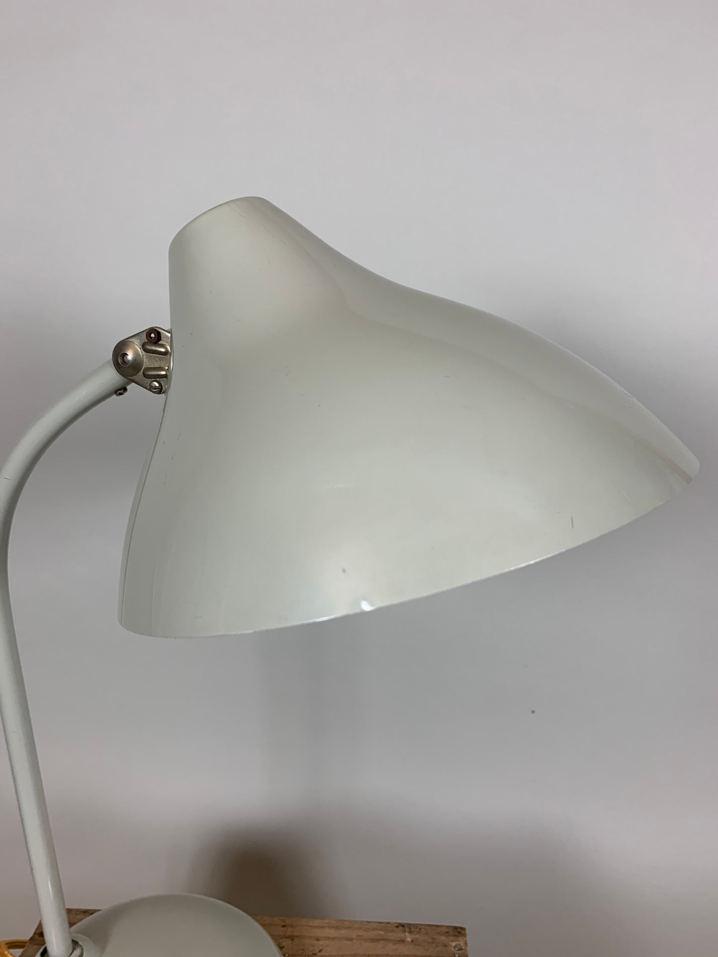 Graue Hala-Tischlampe mit schönen weichen Linien