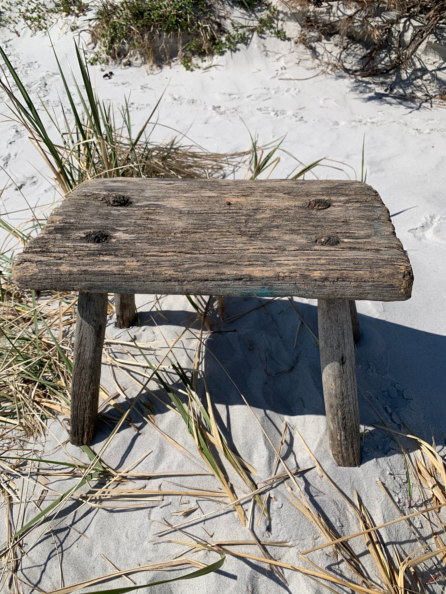 Kleiner Hocker mit Patina
