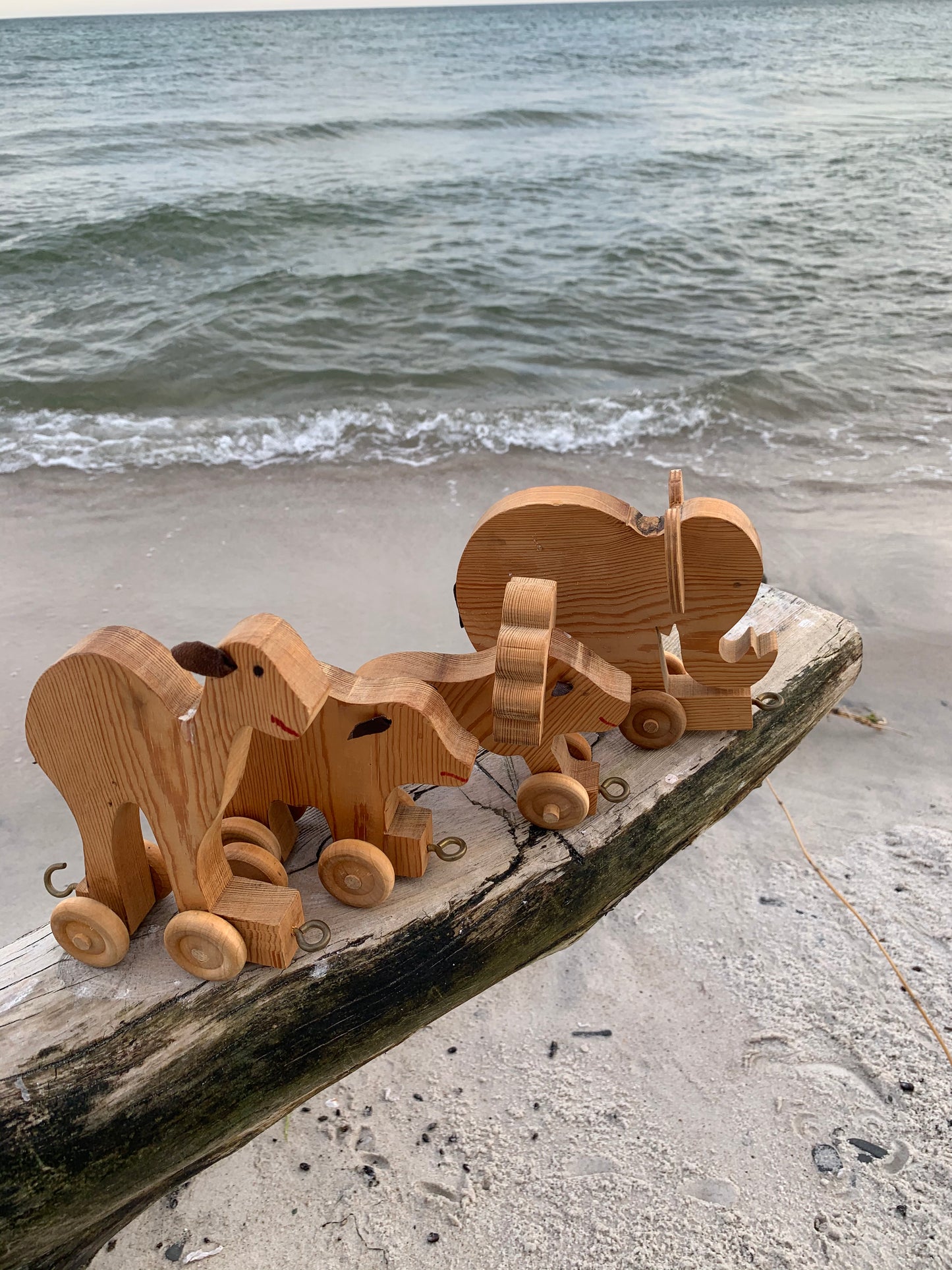 4 schöne Holztiere