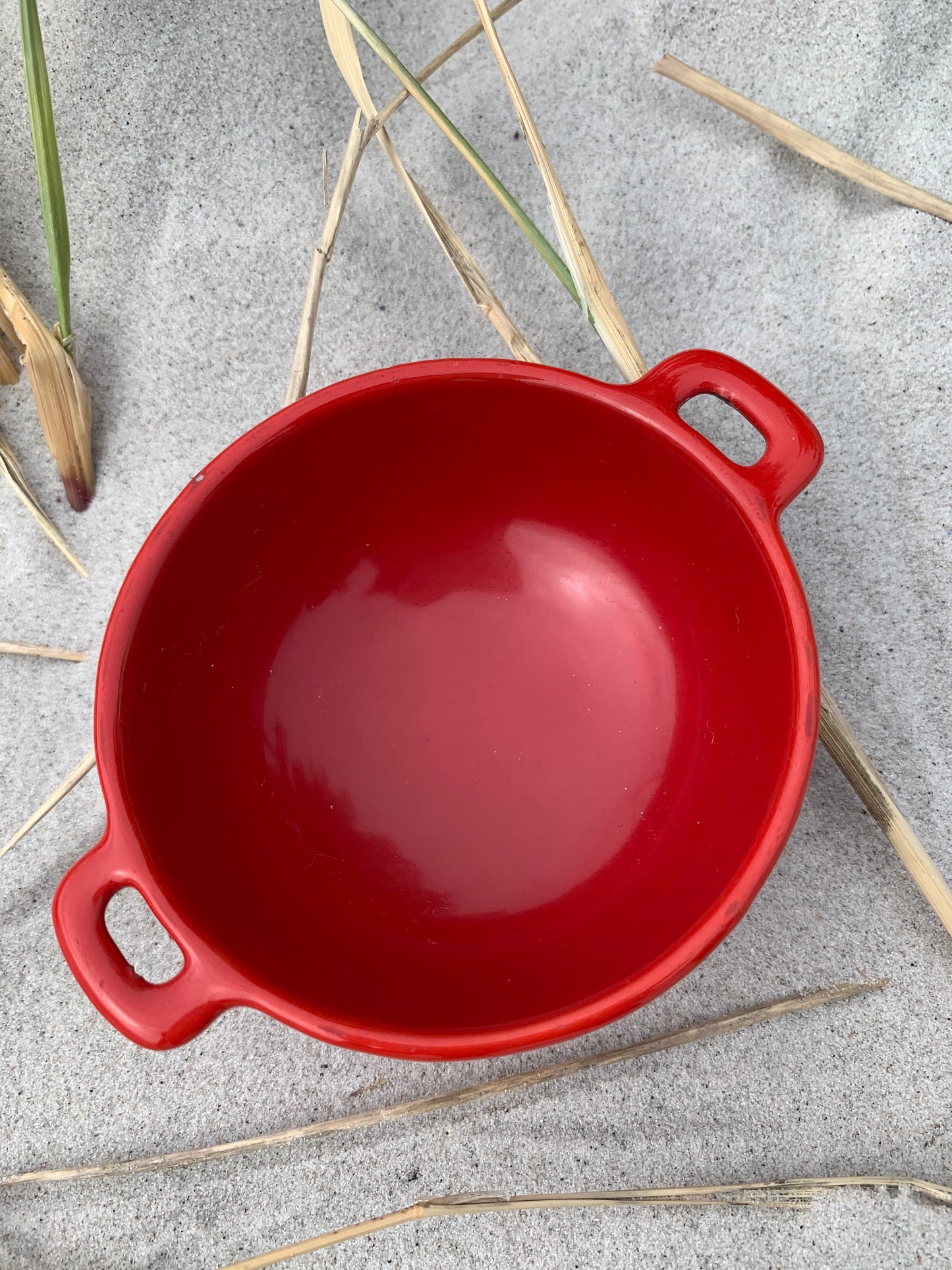 Kleine rote Emailleschale
