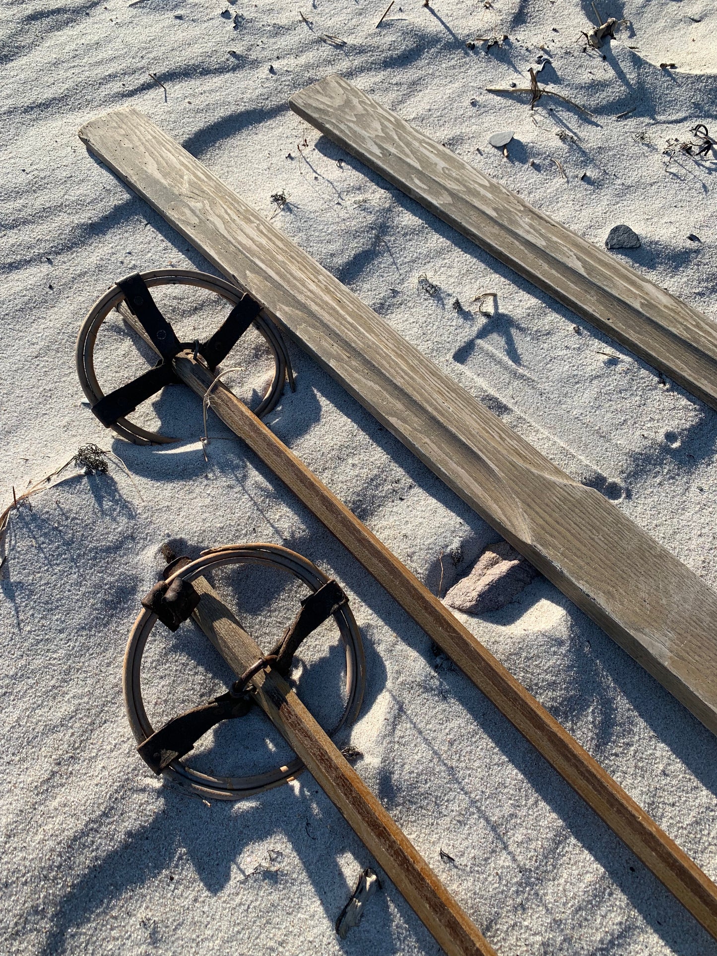 Alte und dekorative Skier mit Stangen