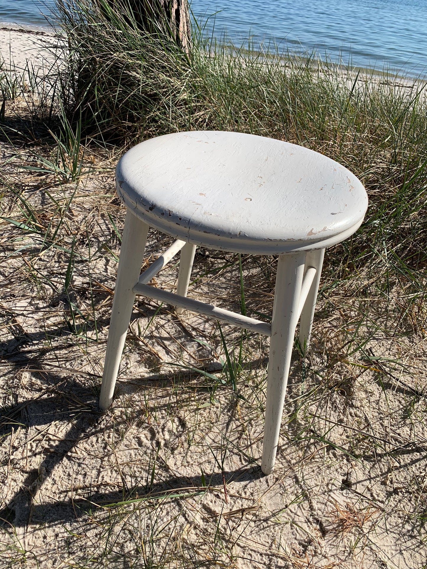 Schöner weißer Hocker