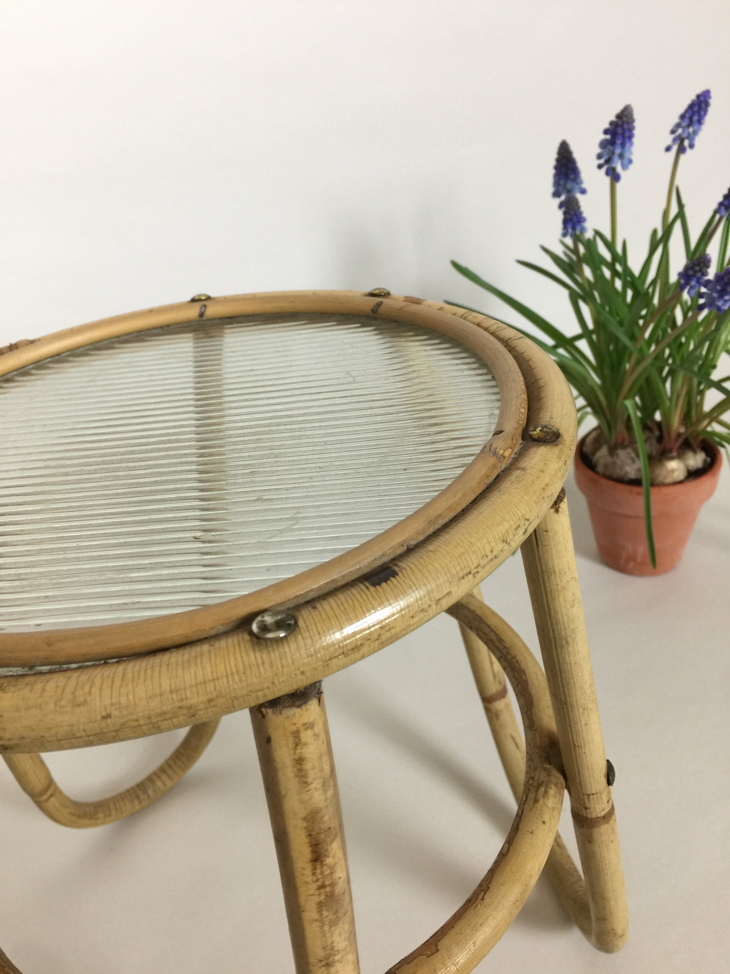 Schöner kleiner Tisch mit Glasplatte