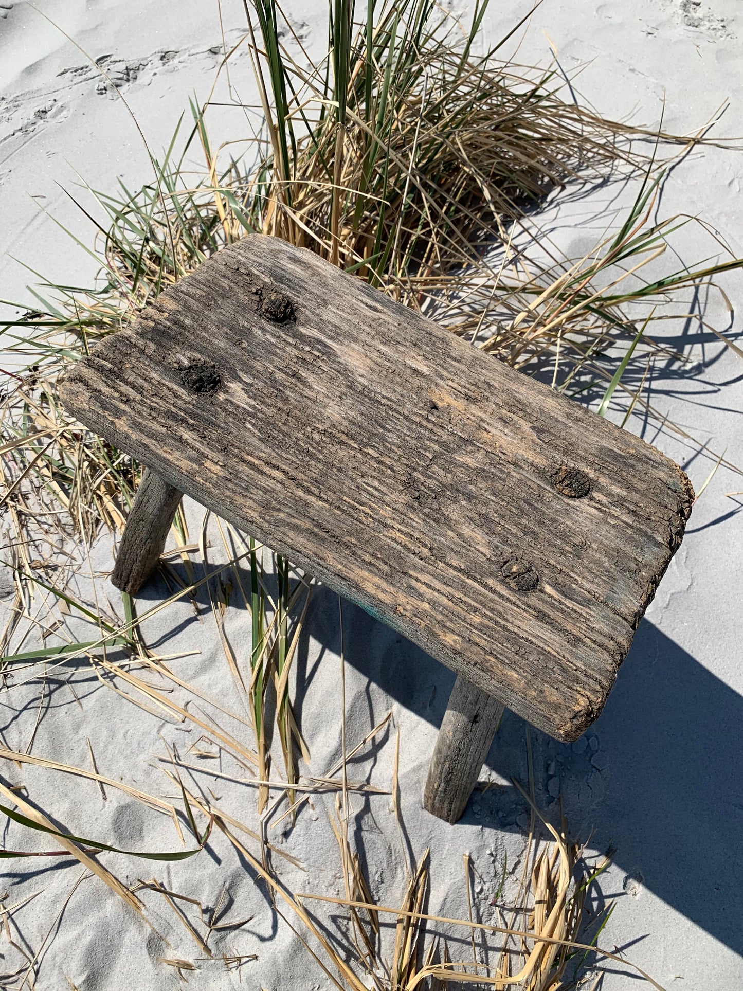 Kleiner Hocker mit Patina