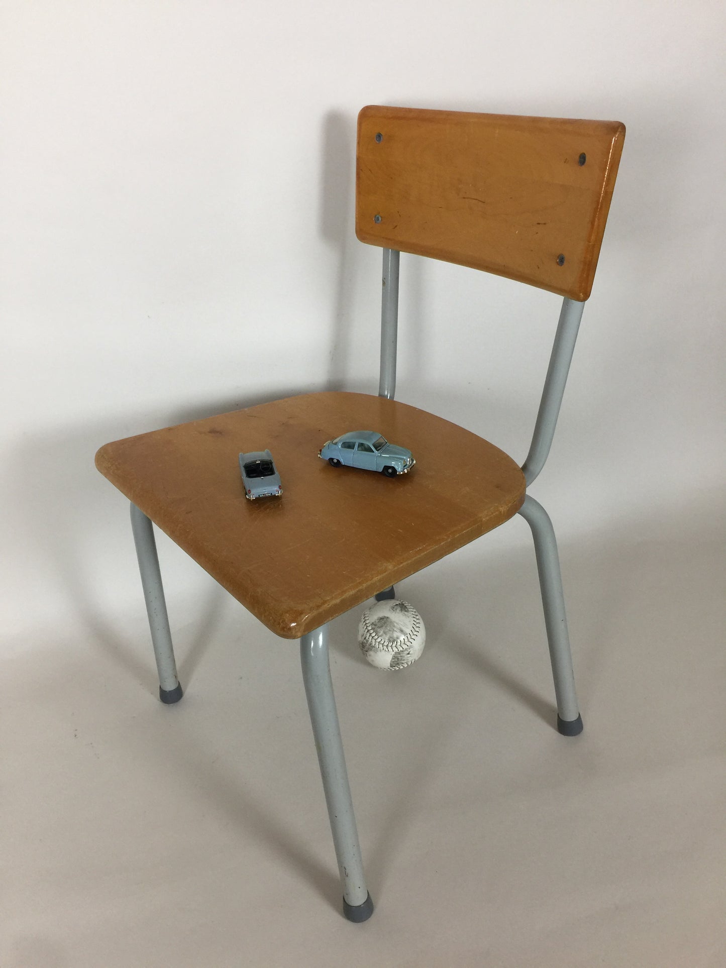 Schöner industrieller Kinderstuhl