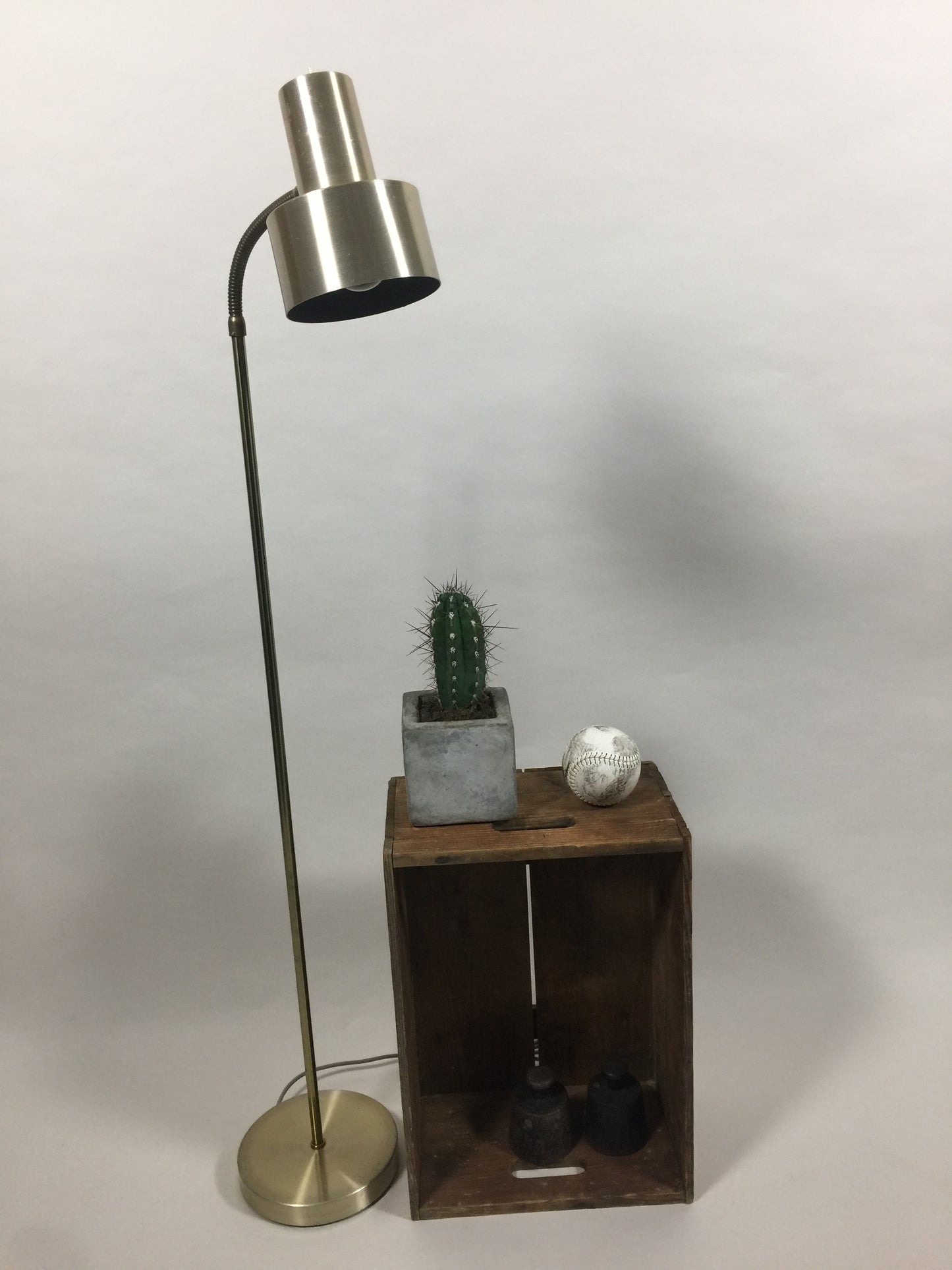 Schlichte und schöne messingfarbene Stehlampe