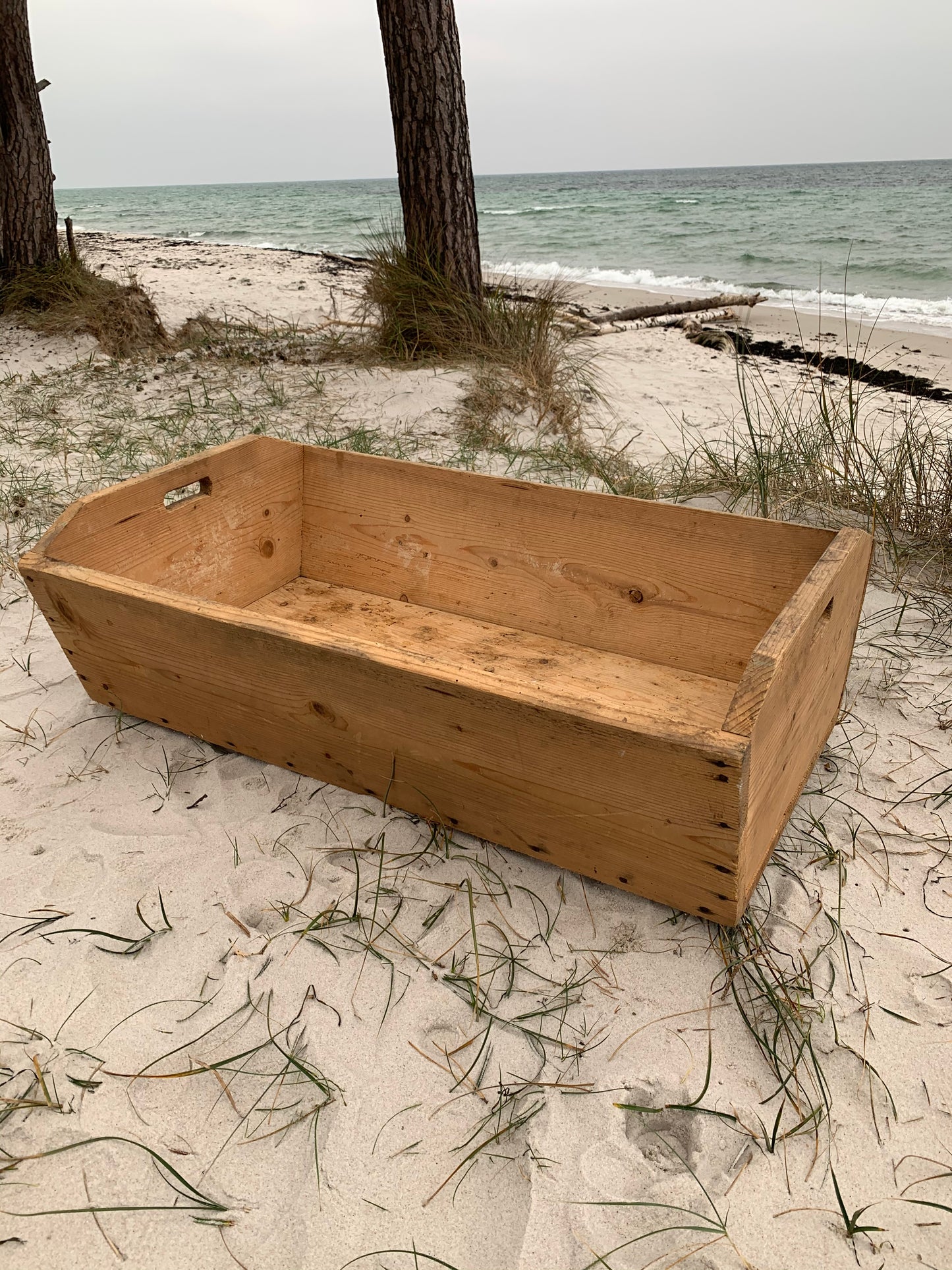 Große Holzkiste mit Tragegriff