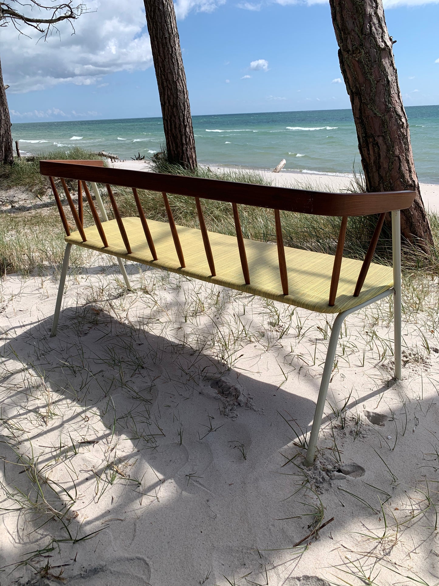 Schöne "Bank" mit Vinylsitz und Holzrücken