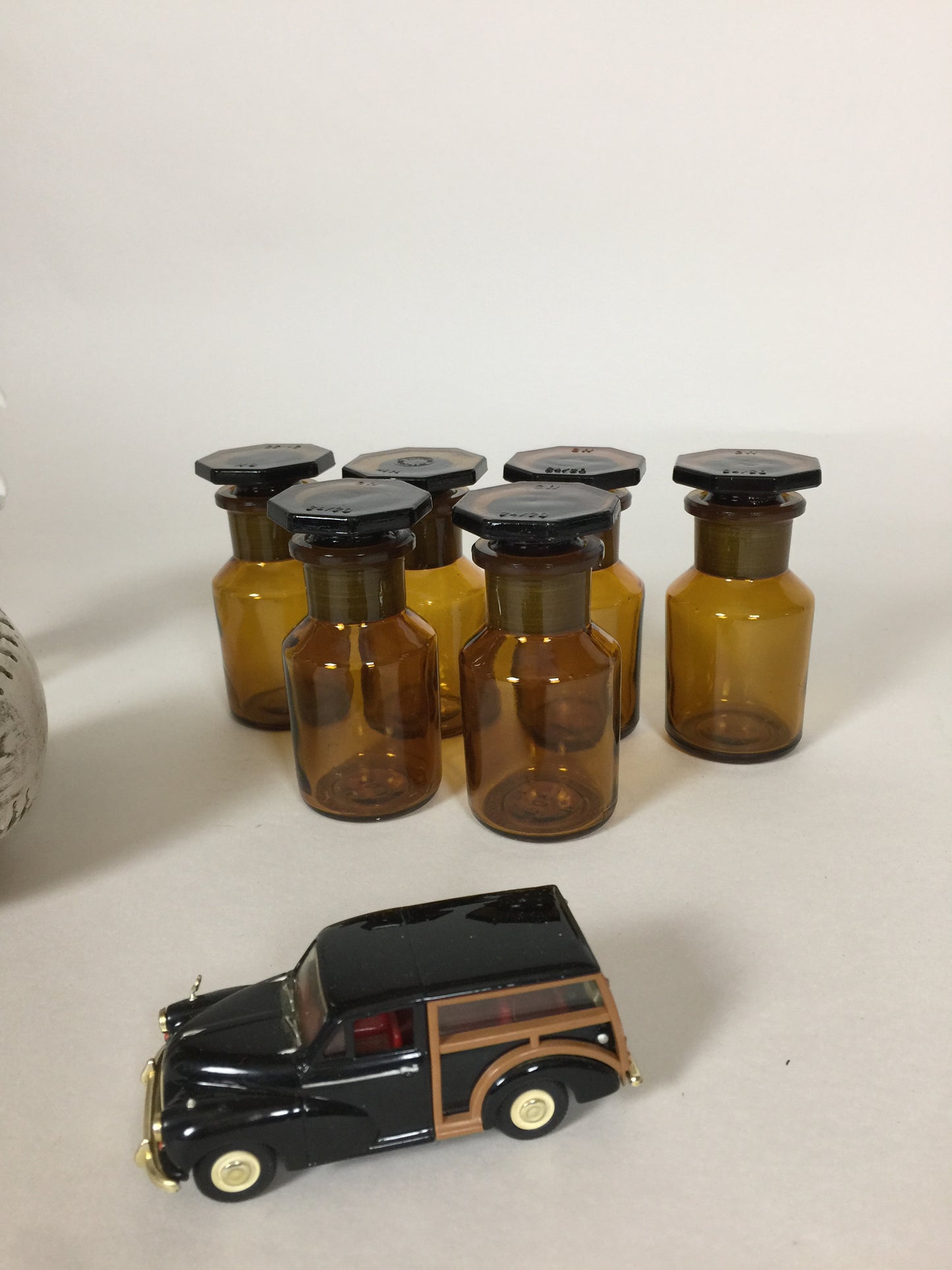 Kleine Apothekergläser mit eckigem Deckel (zusammen verkauft)