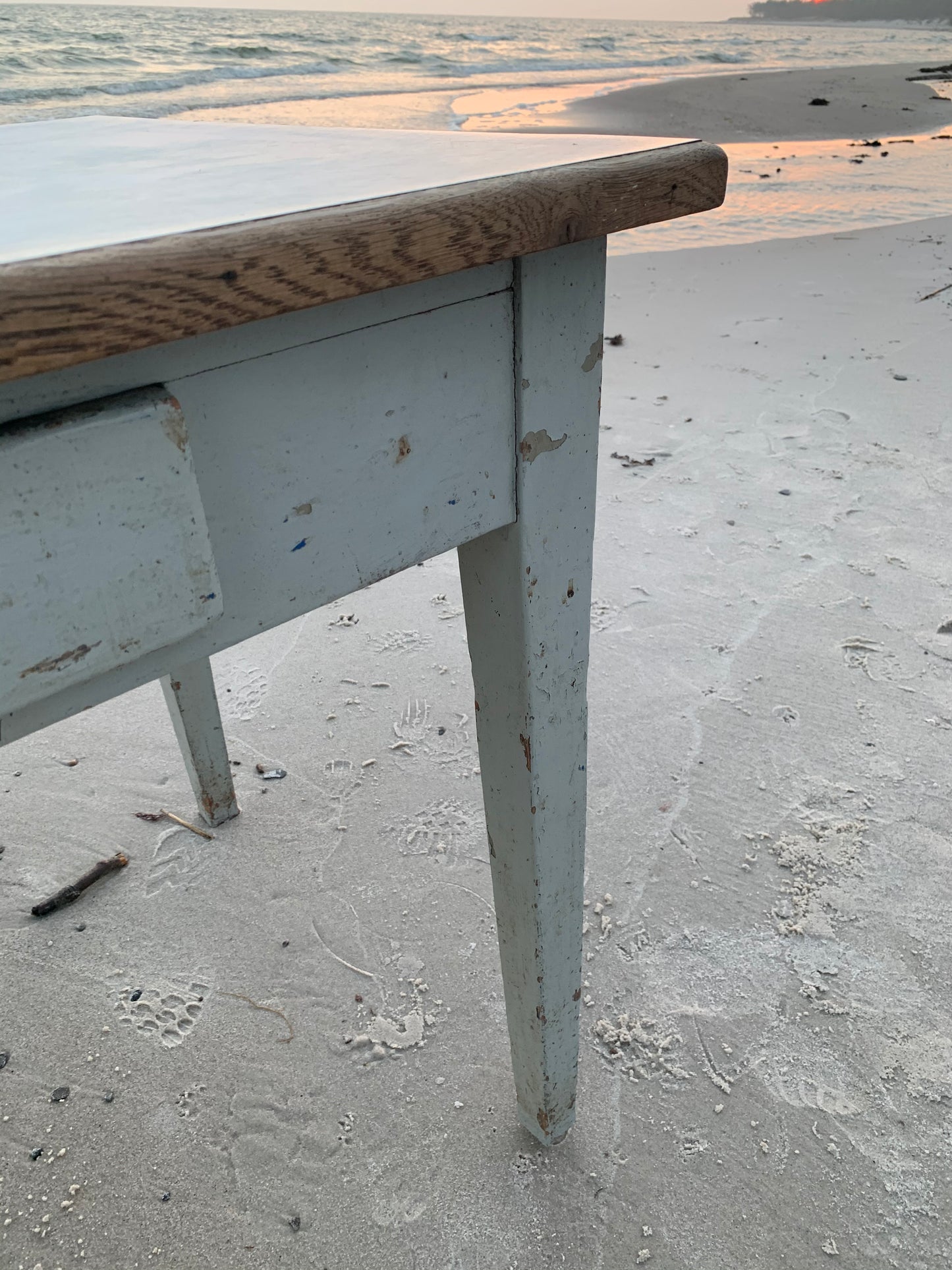 Tisch mit Patina