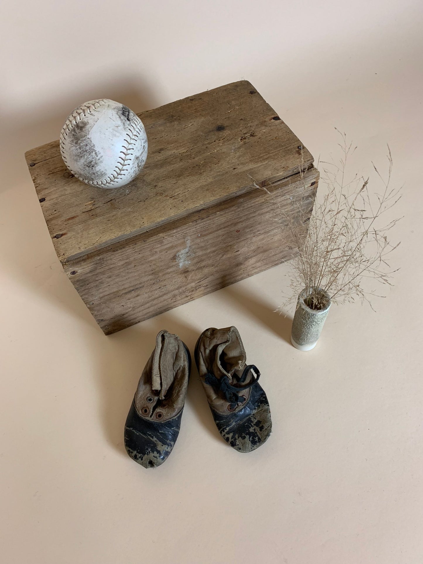 Dekorative alte Kinderschuhe