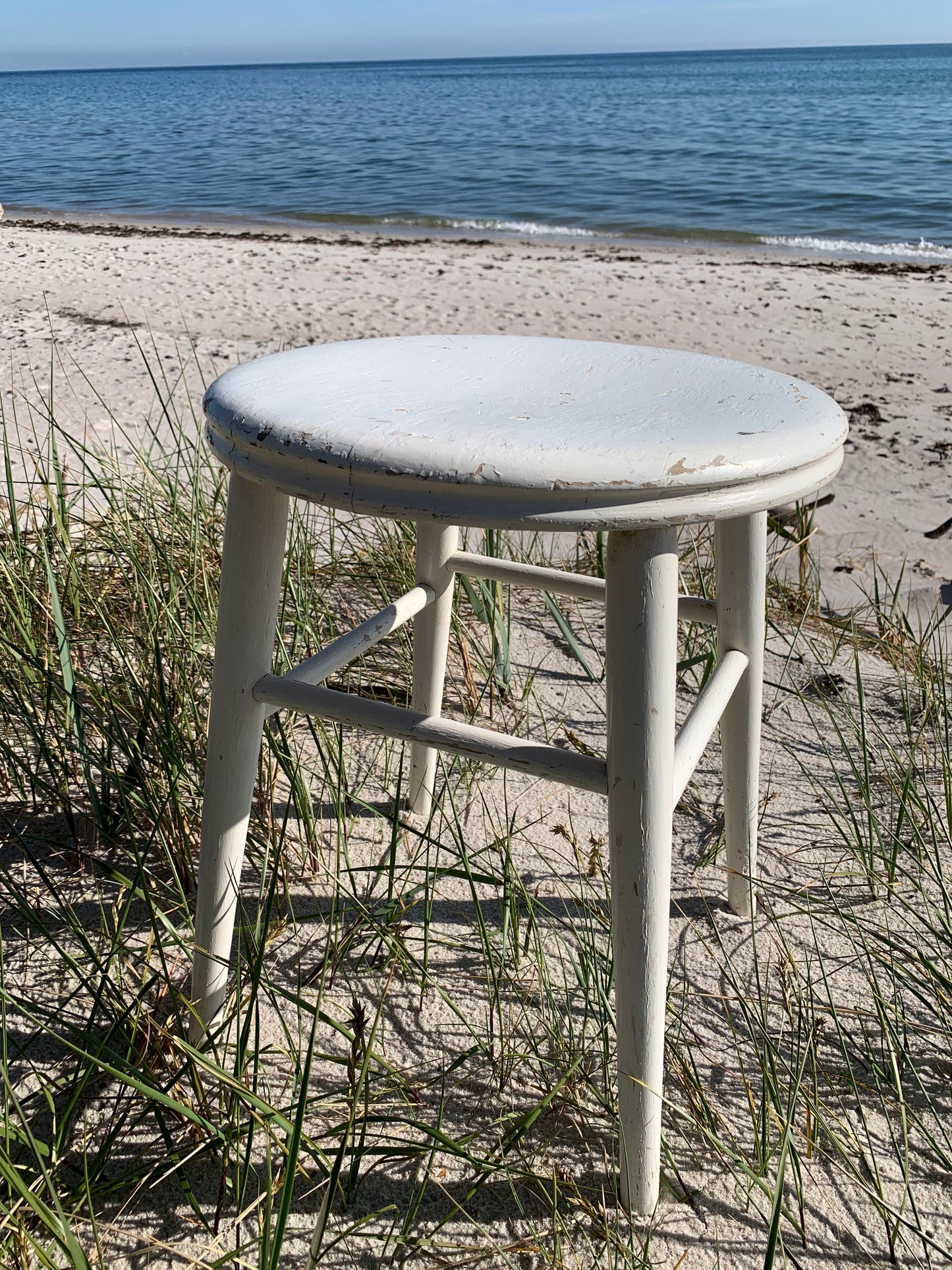 Schöner weißer Hocker