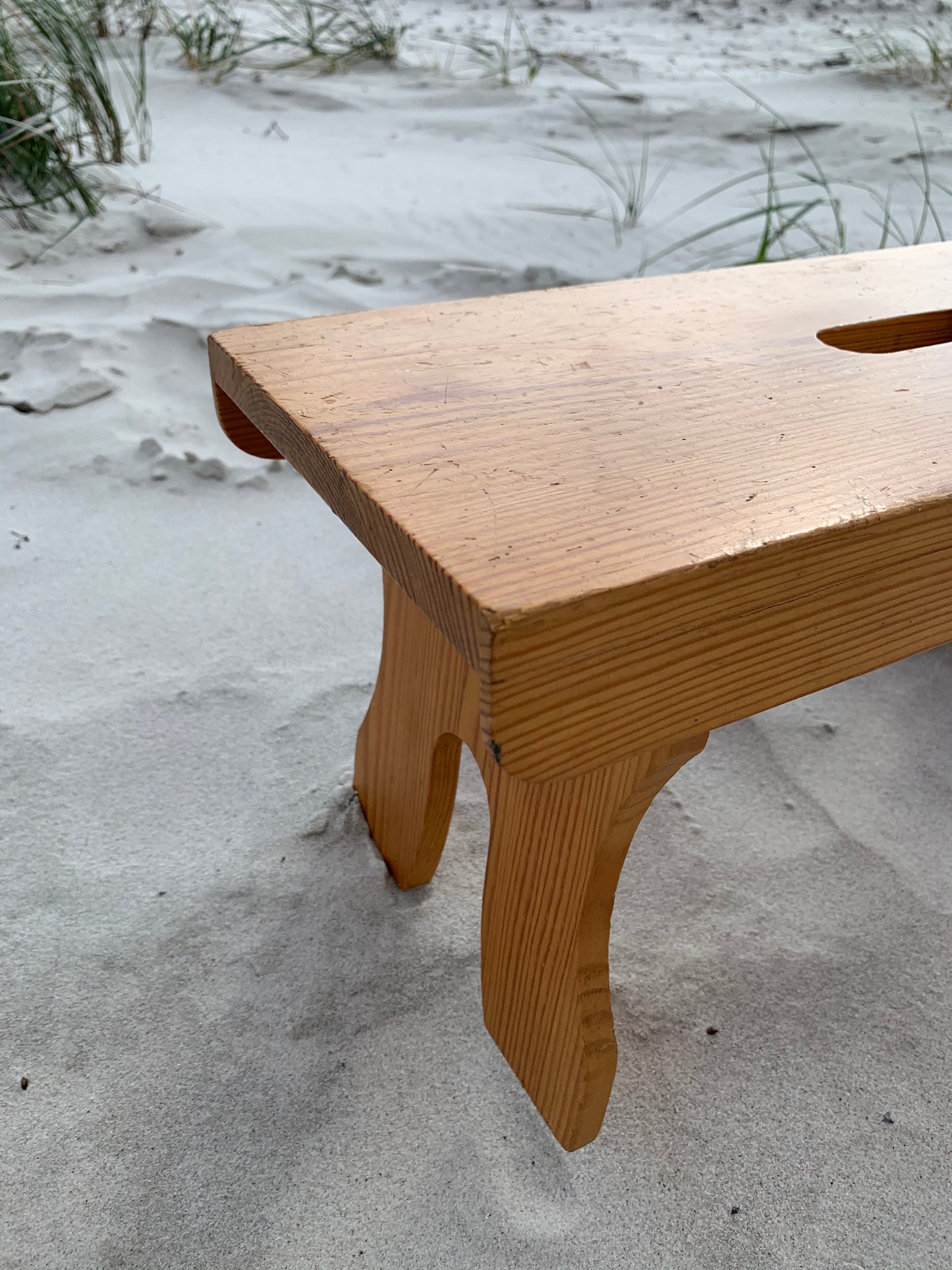 Hocker aus lackiertem Holz