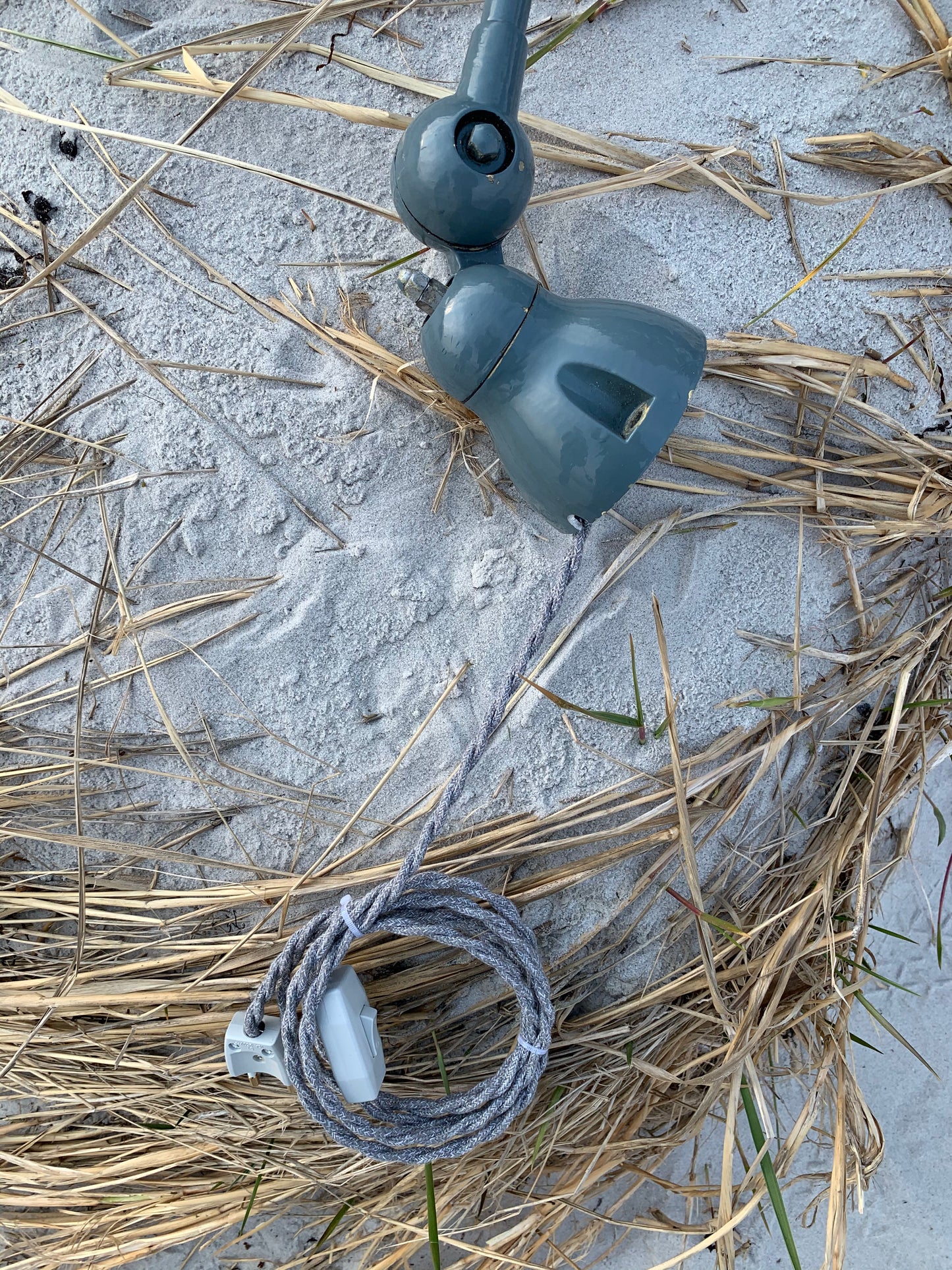 Jieldé Wandleuchte in Grau mit viel Patina