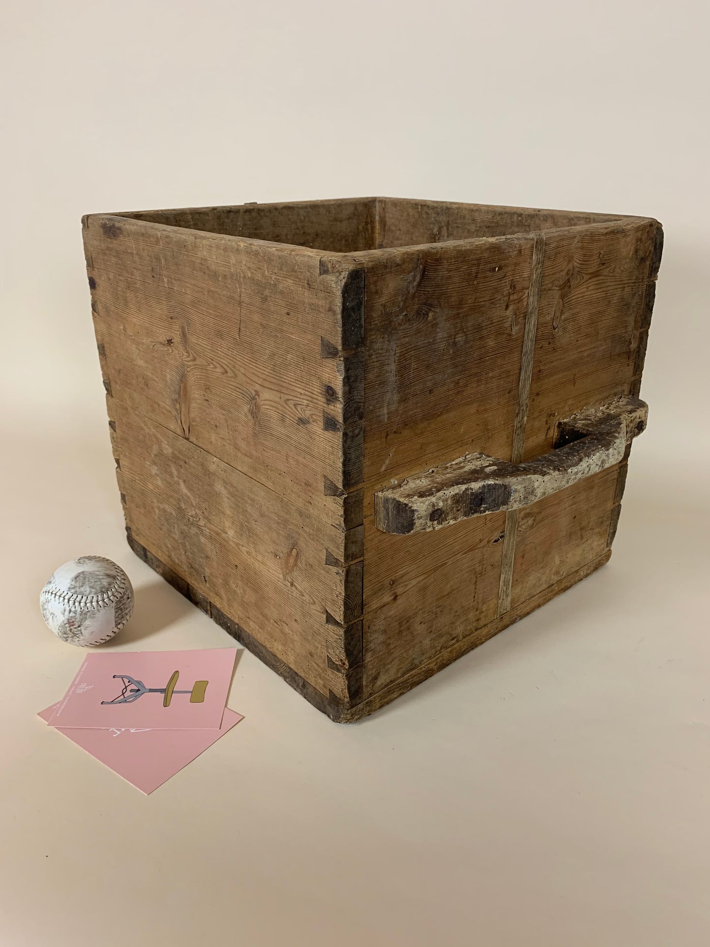 Schöne Holzkiste mit zwei Henkeln aus Bäckerei