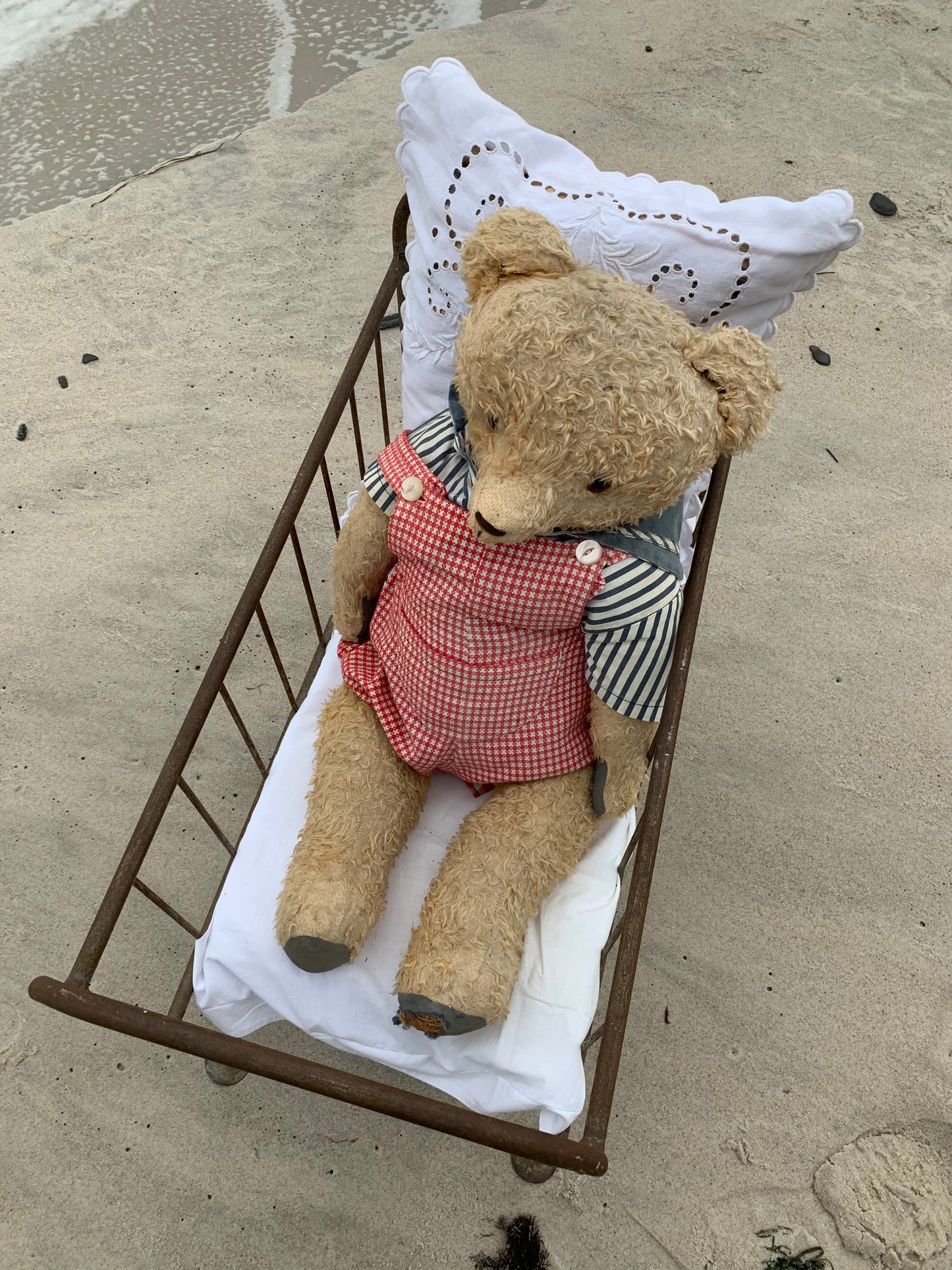 Schöner alter Teddybär mit Bett - aus Frankreich