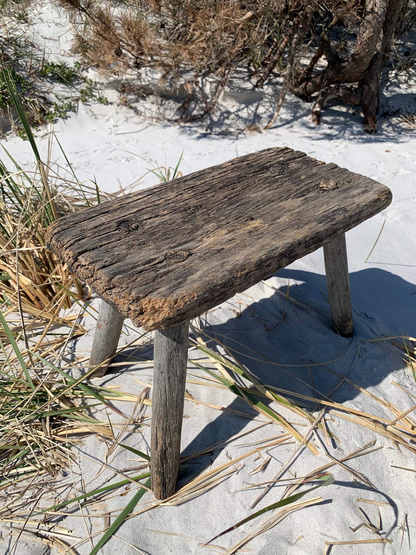 Kleiner Hocker mit Patina