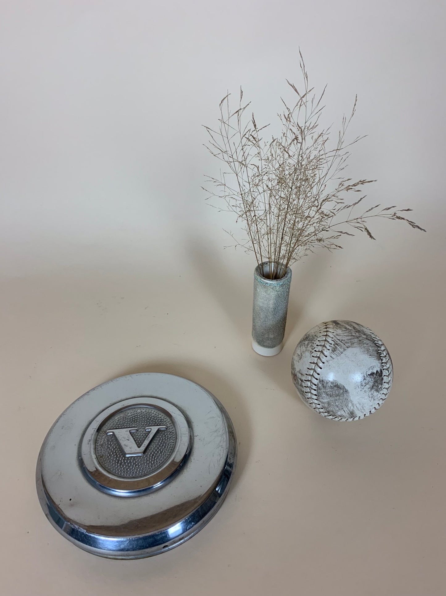 Schöne und dekorative Radabdeckung von einem alten Volvo