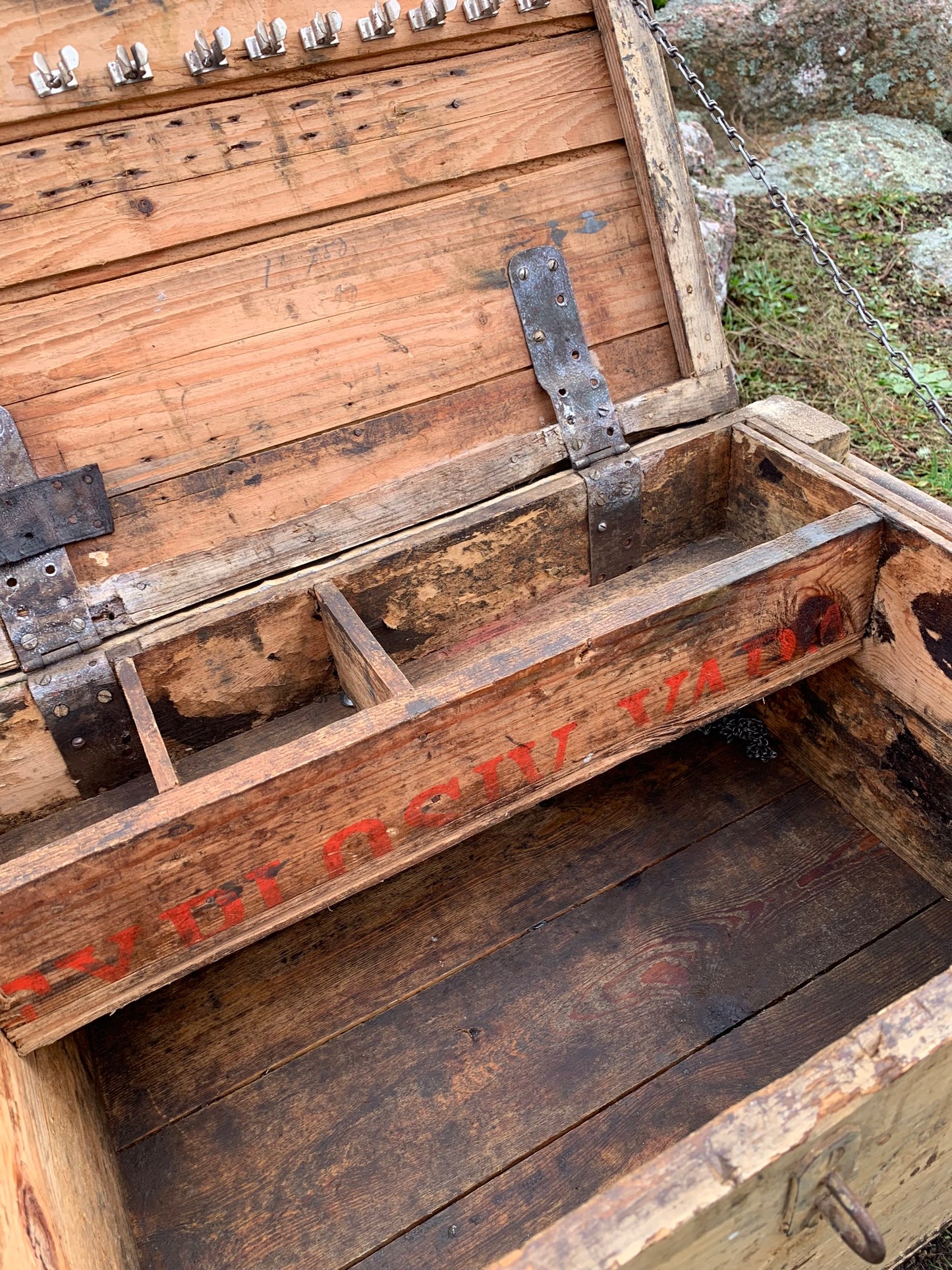 Werkzeugkasten mit Metalldeckel und lustigen Details