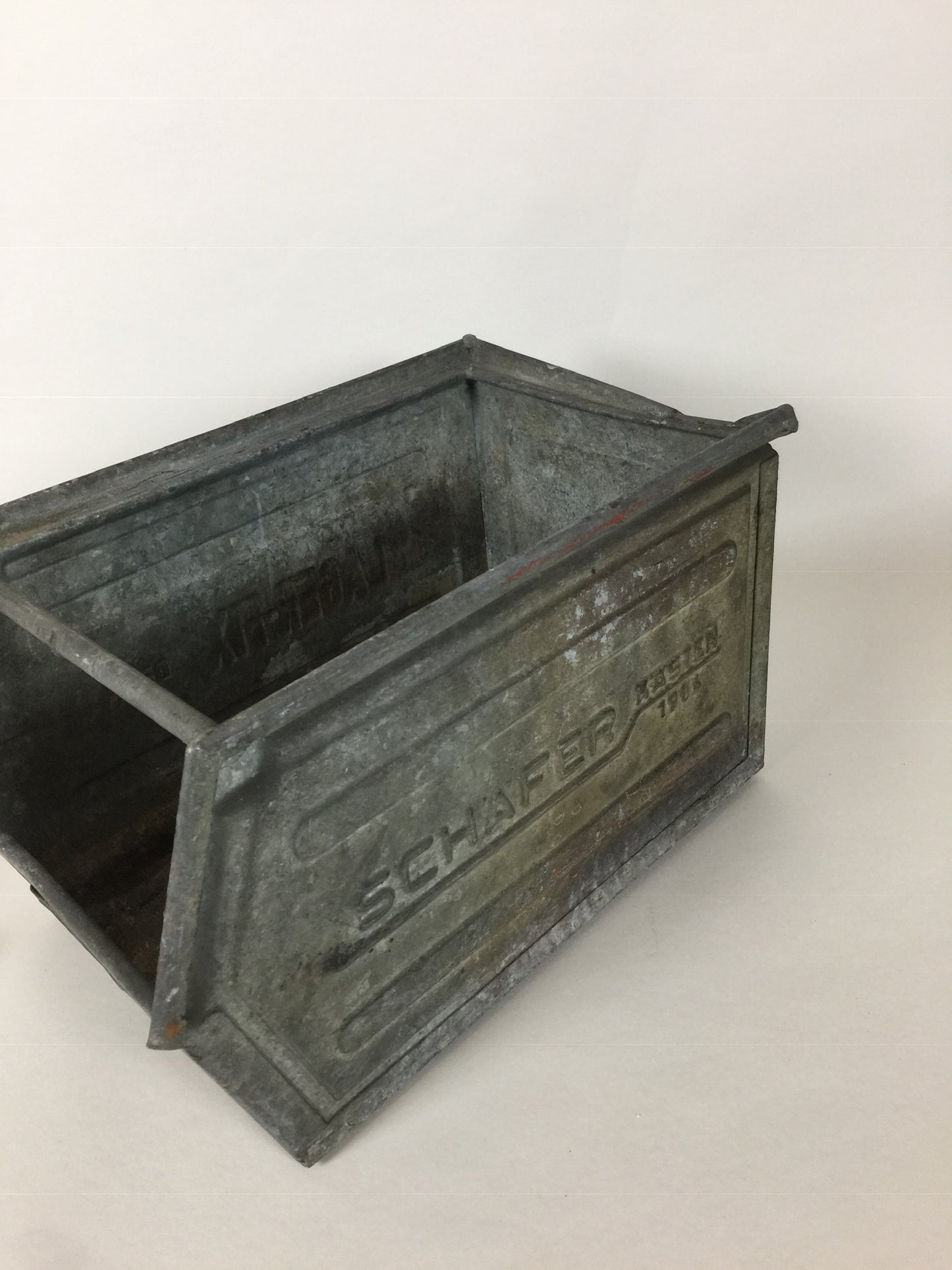 Schönes und rohes Metallgehäuse
