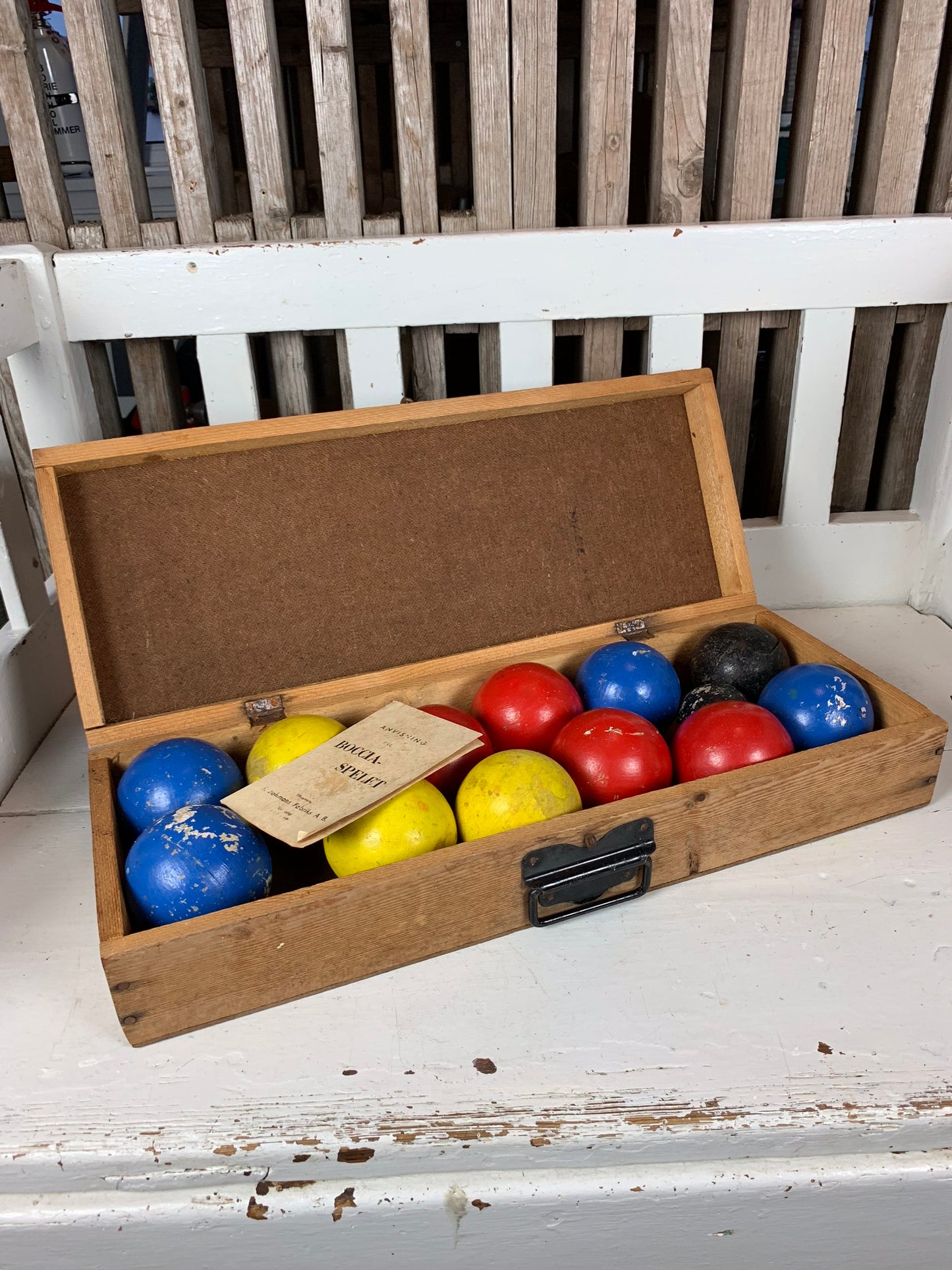 Altes Boccia-Spiel mit Holzkugeln