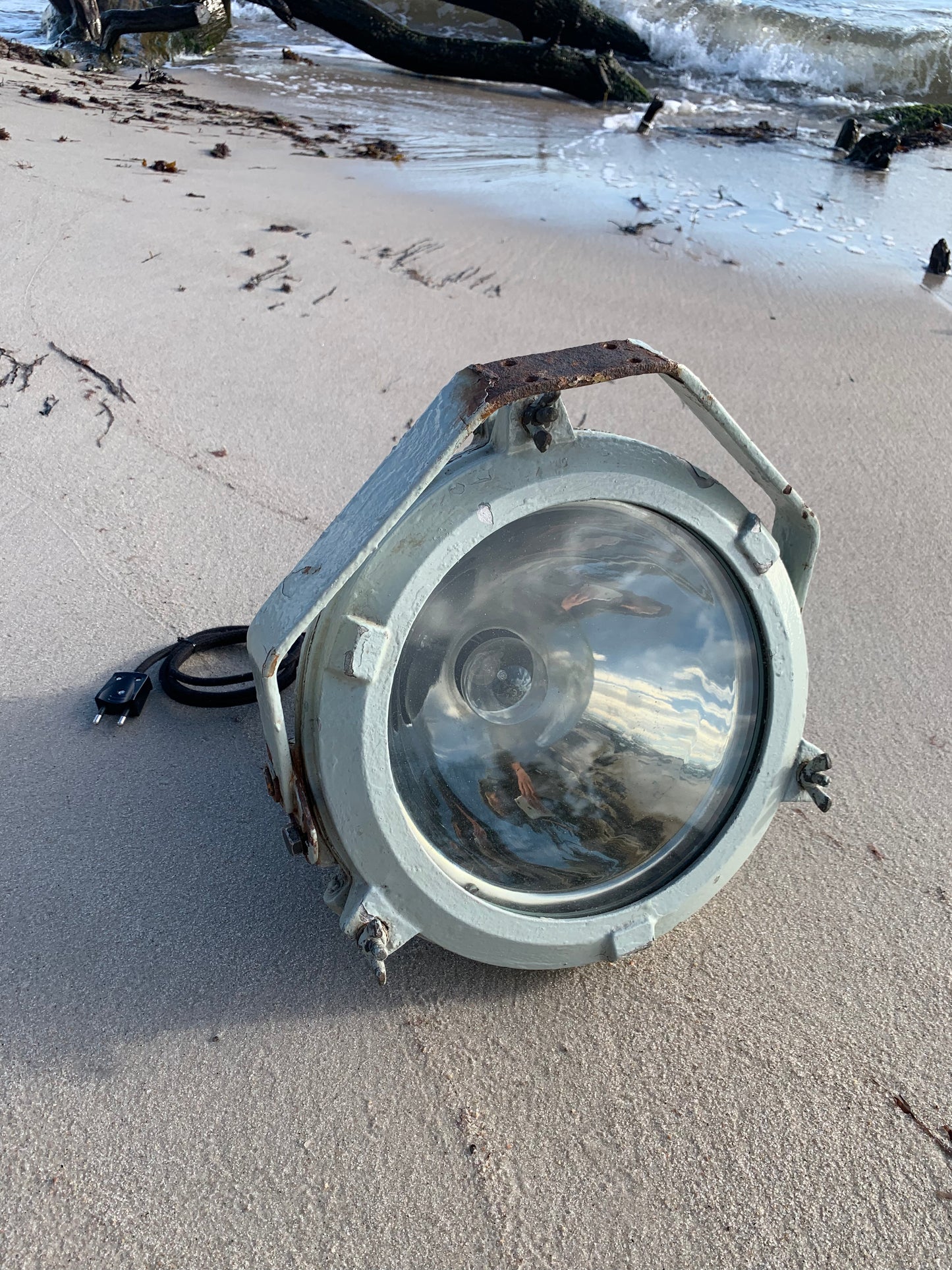 Suchscheinwerfer vom polnischen Schiff