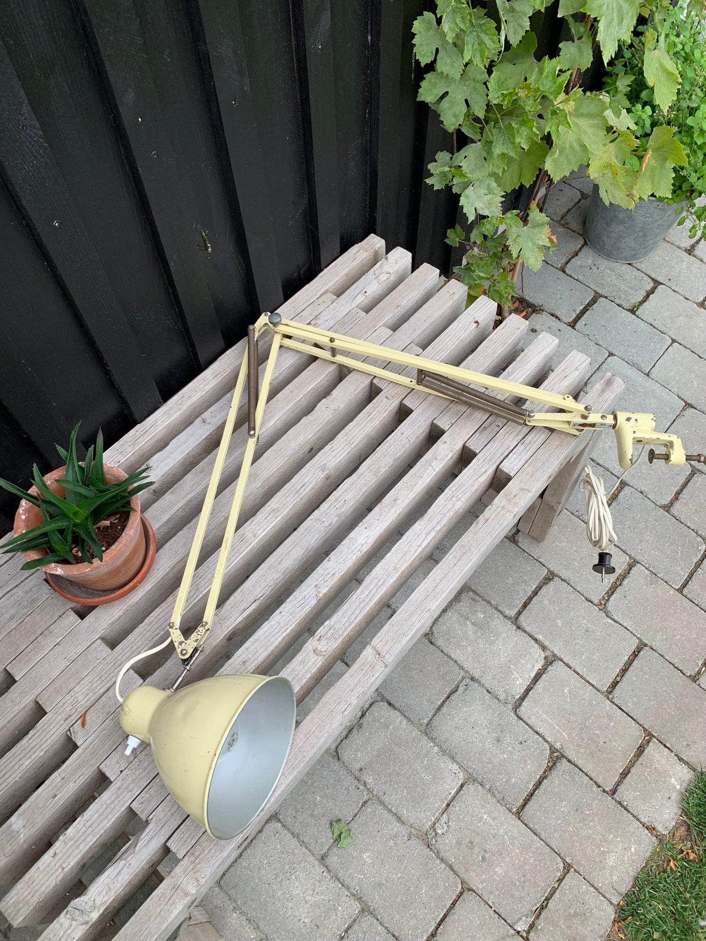 Schöne alte Luxo-Lampe mit lustigen Details