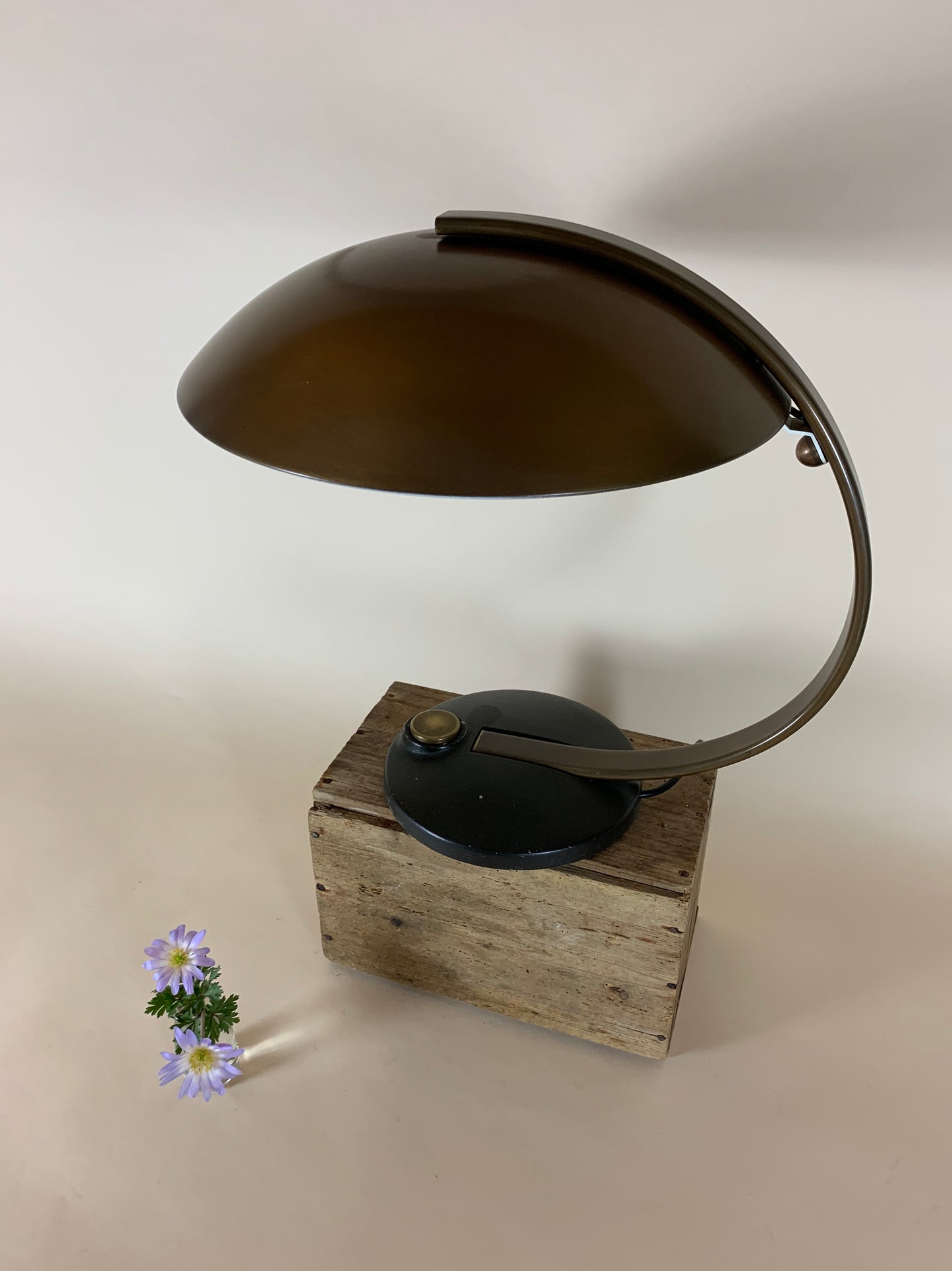 Egon Hillebrand Messinglampe mit schwarzem Fuß
