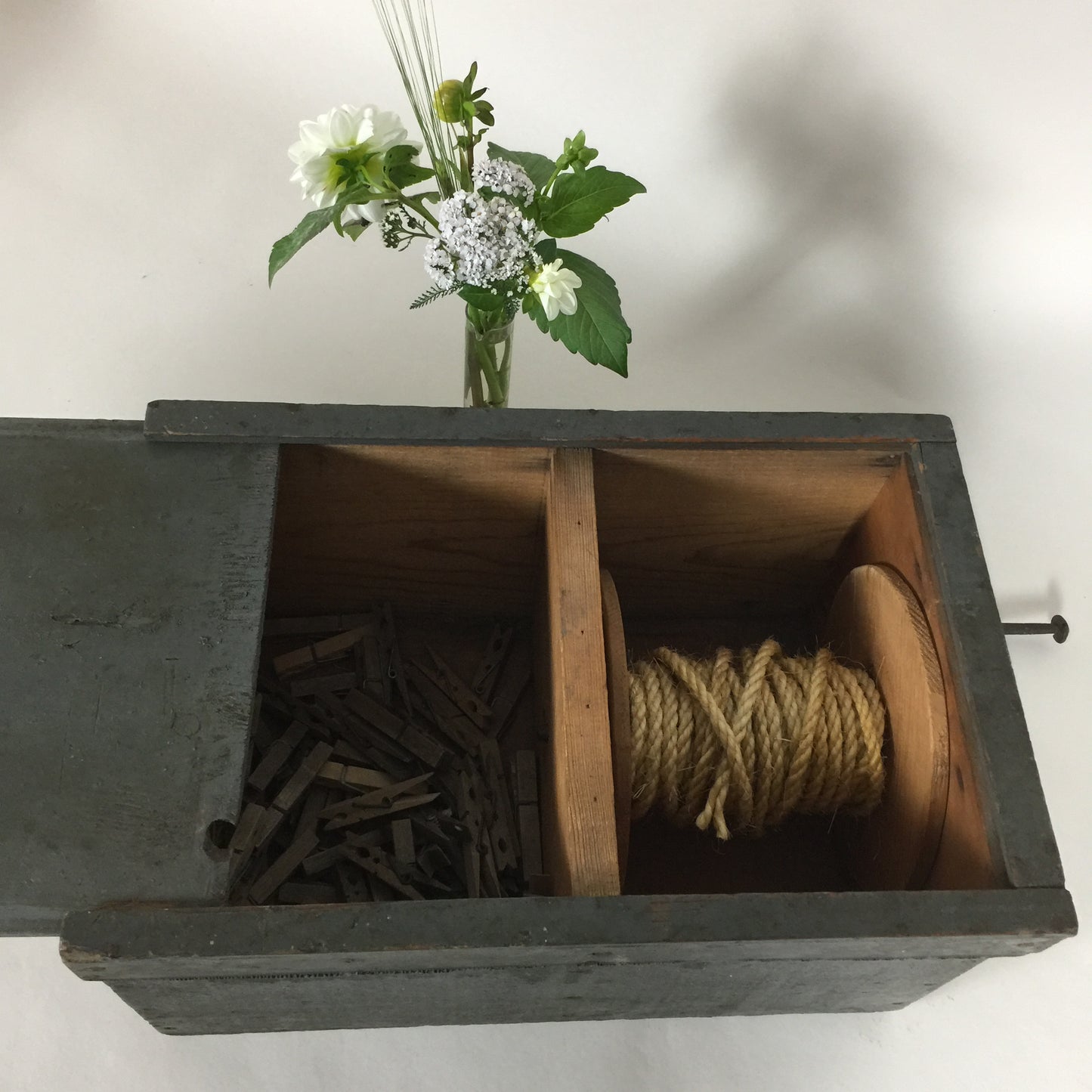 Schöne alte Holzkiste mit Wäscheleine und Klammern