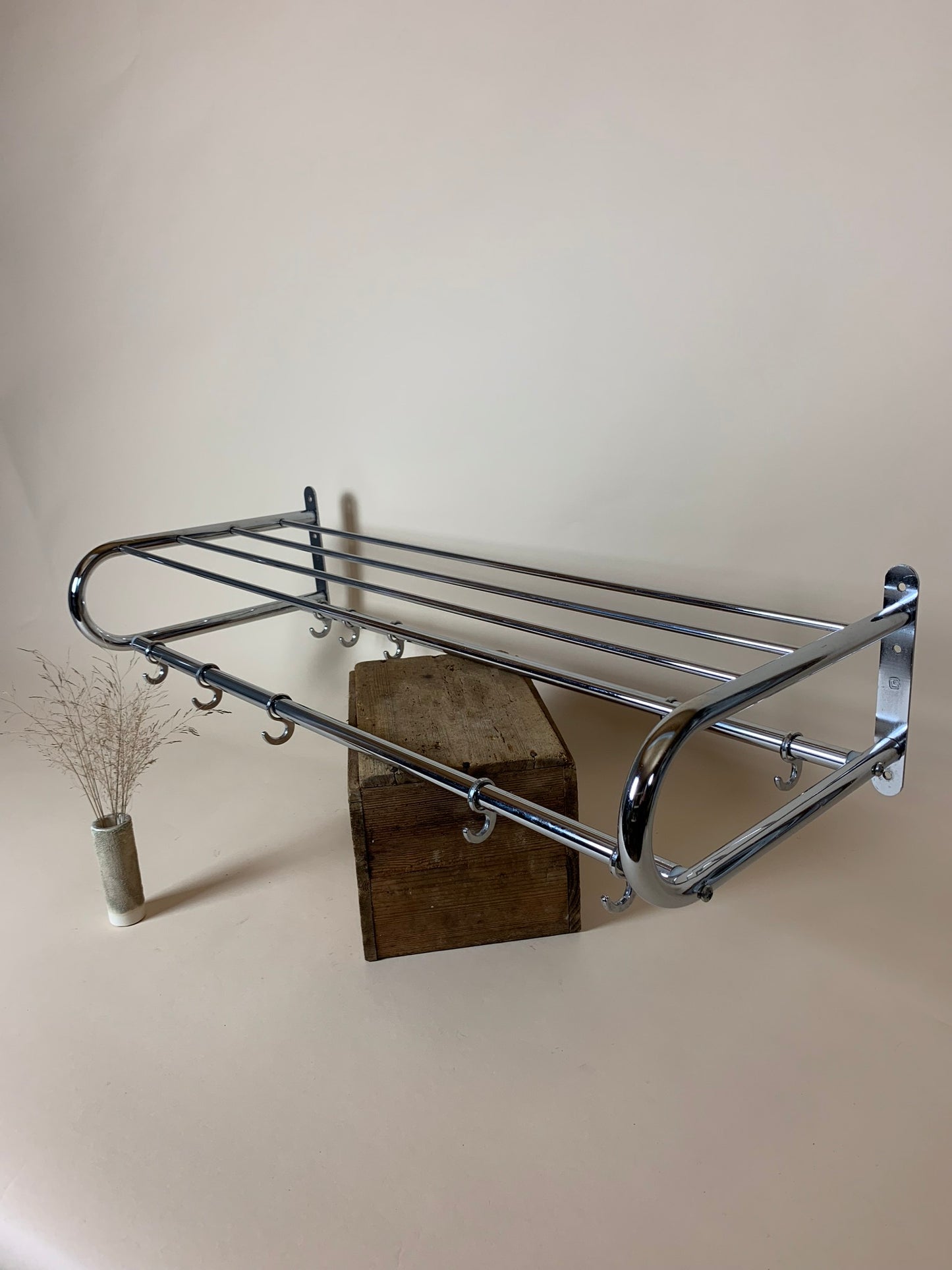 Hutablage mit vielen Haken