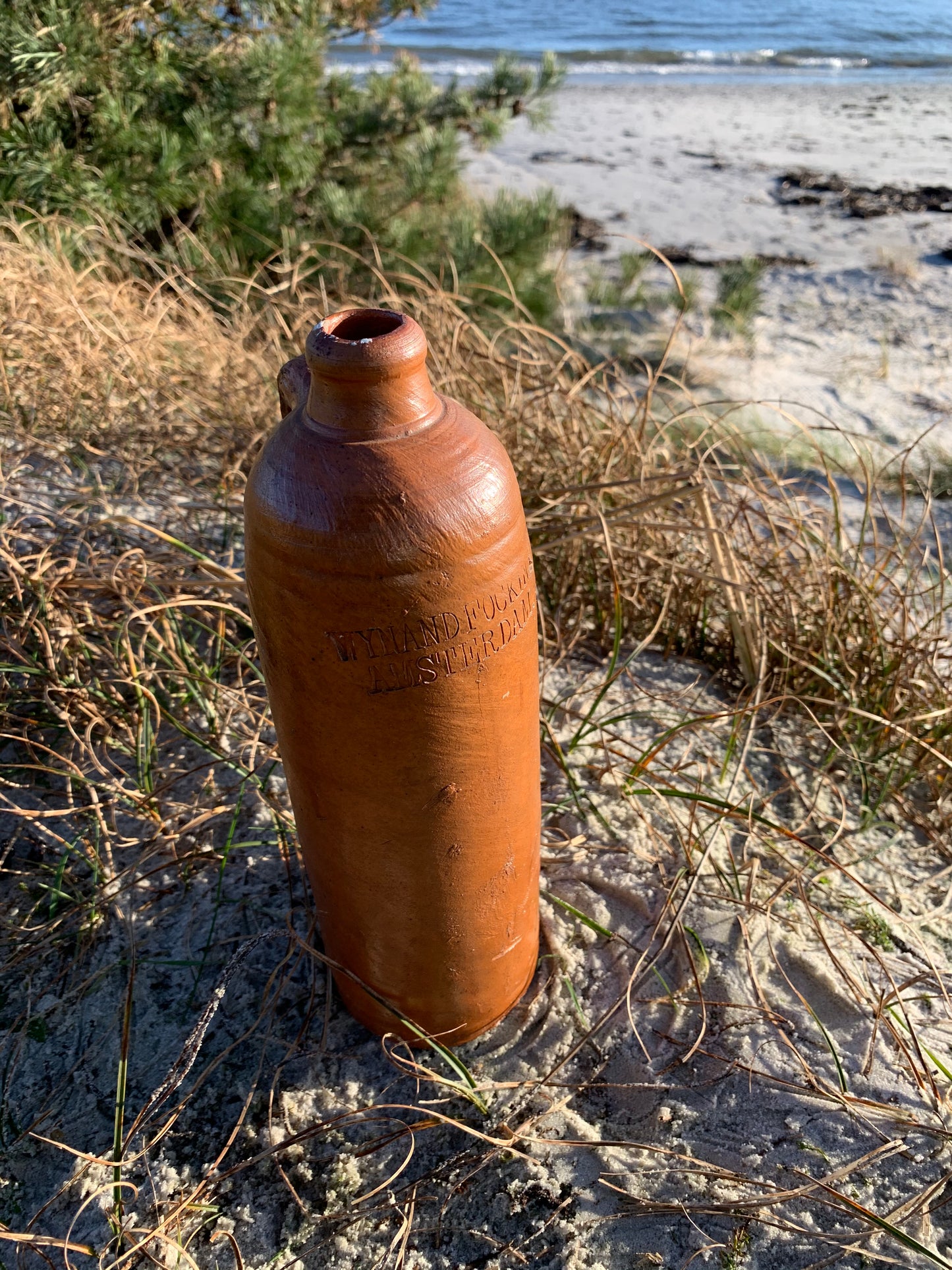 Rustikale Flasche mit lustiger Textprägung in der Flasche