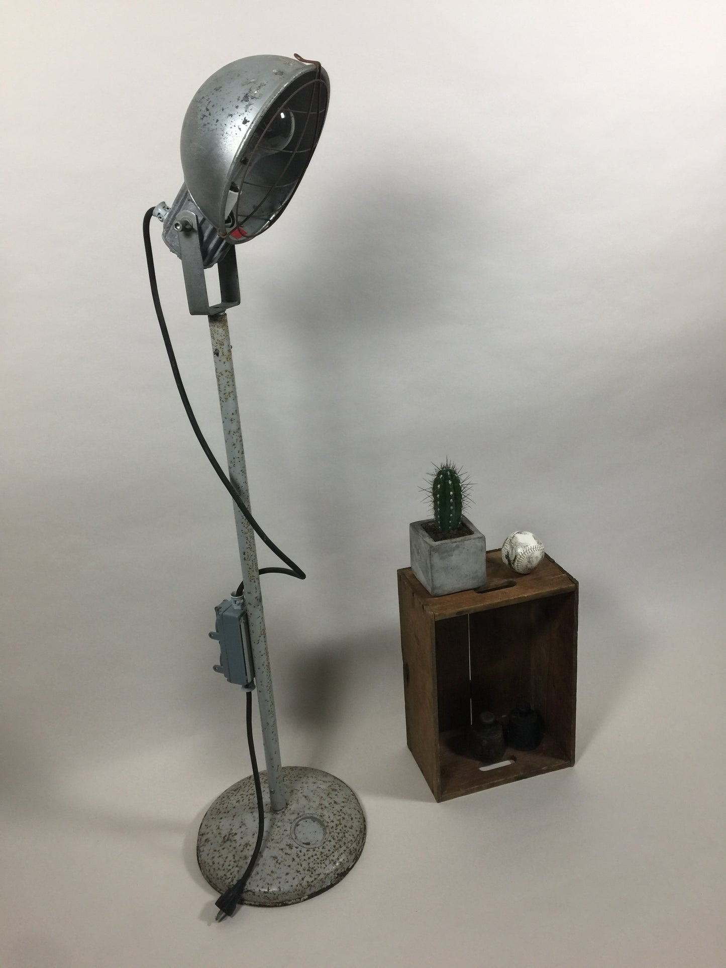 Industrielle und rohe Stehlampe
