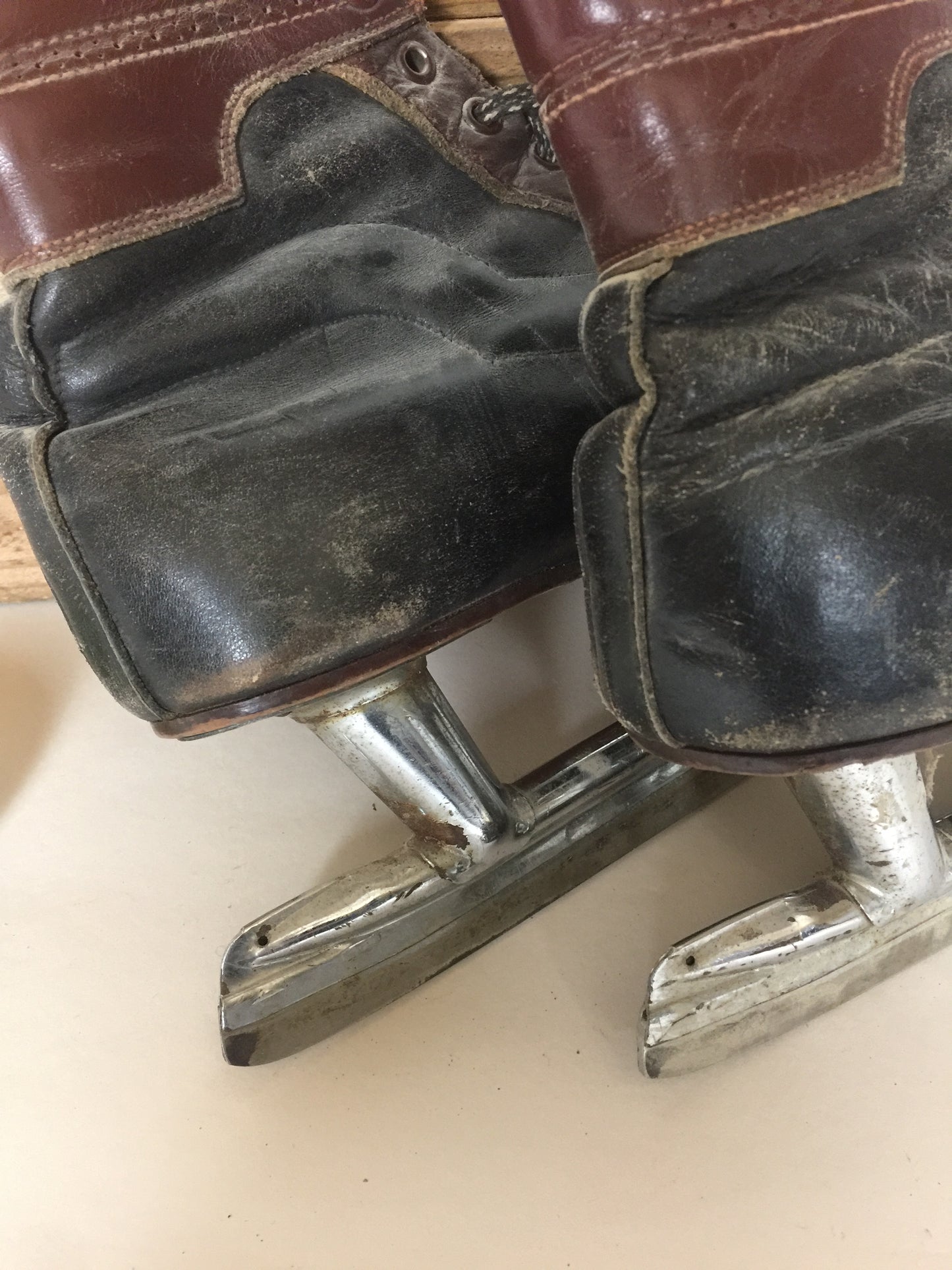 Lustige und dekorative alte Schlittschuhe