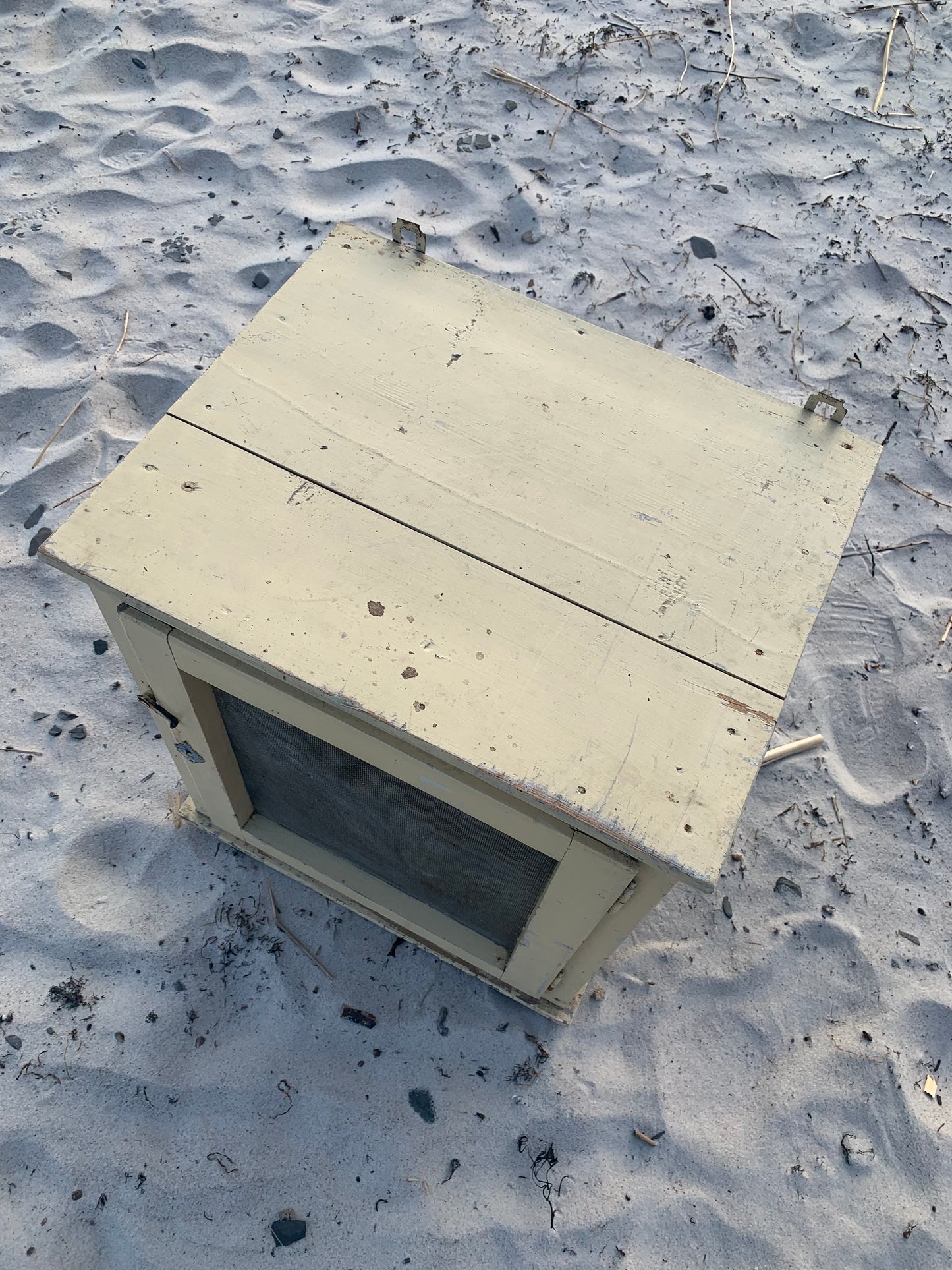 Wunderschöner Fliegenschrank mit Patina