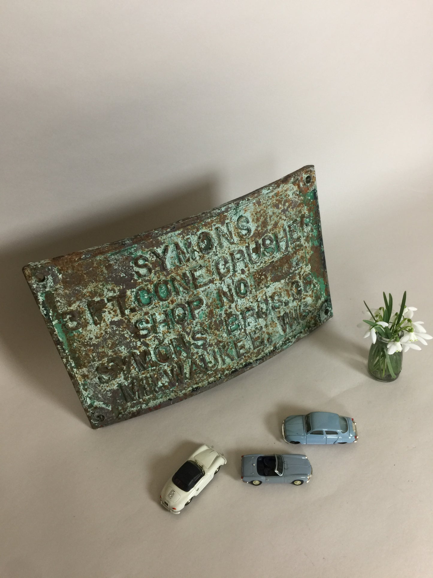 Schönes und geschwungenes altes Schild mit viel schöner Patina