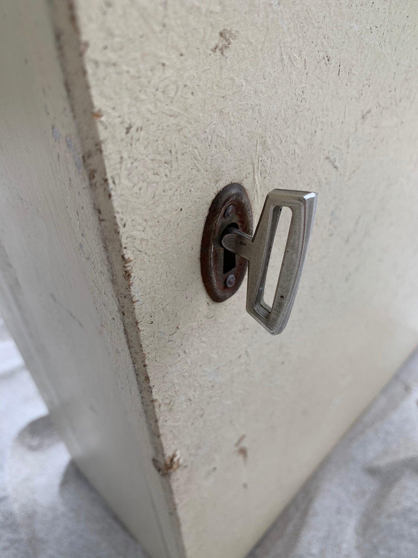 Rotkreuzschrank mit Schublade innen
