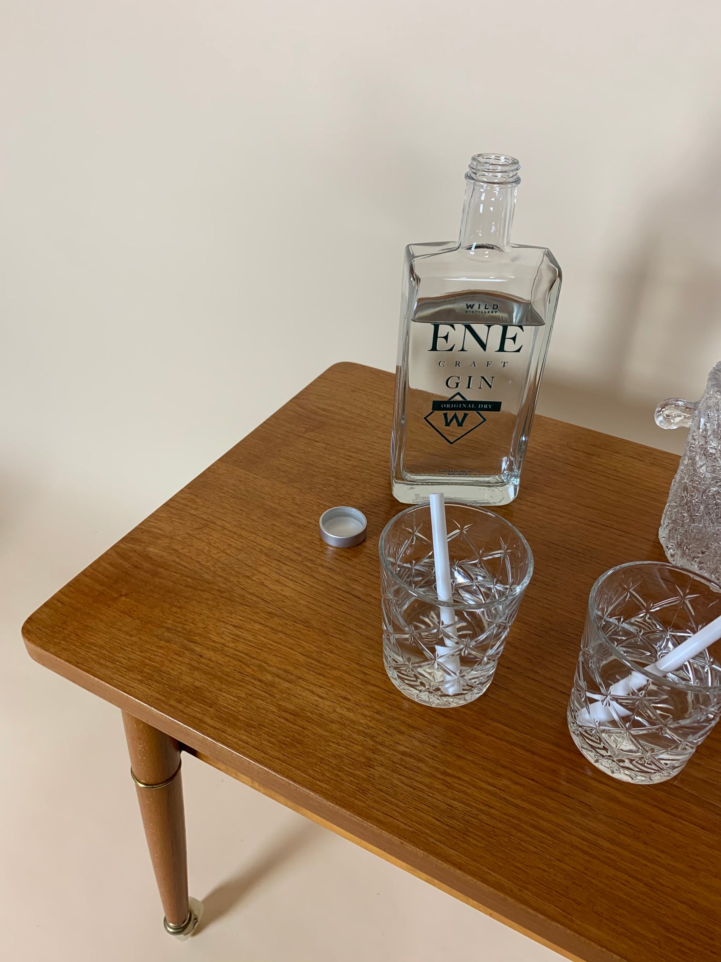 Teaktisch auf Rädern mit Kistenregal