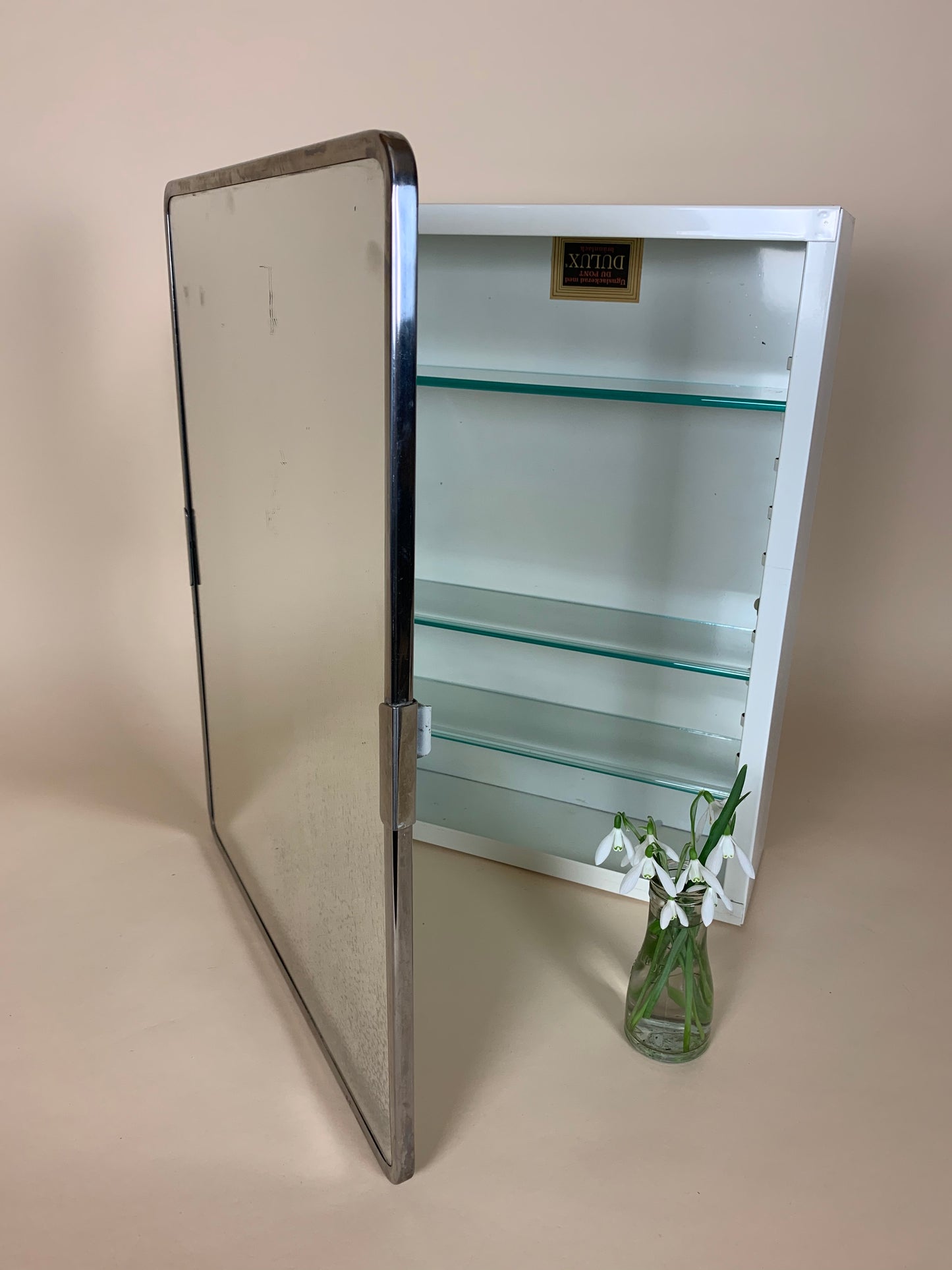 Medizinschrank im Rohstil mit Spiegel