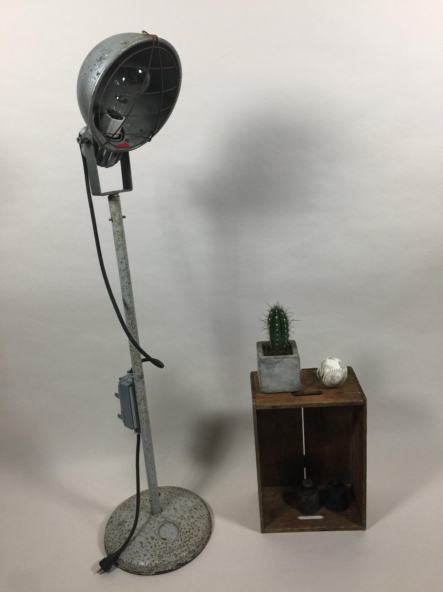 Industrielle und rohe Stehlampe