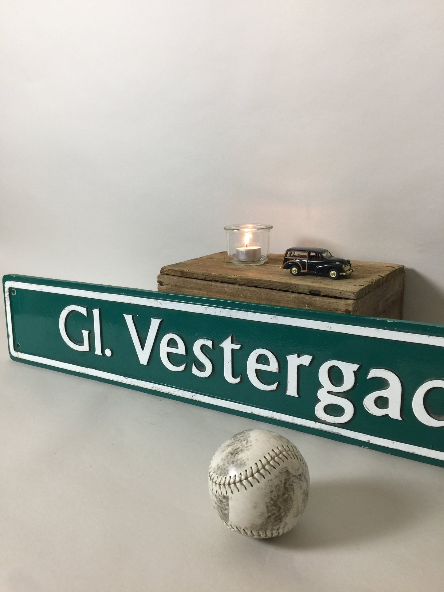 Die Vestergade hinunter schlängeln - Schönes grünes Straßenschild